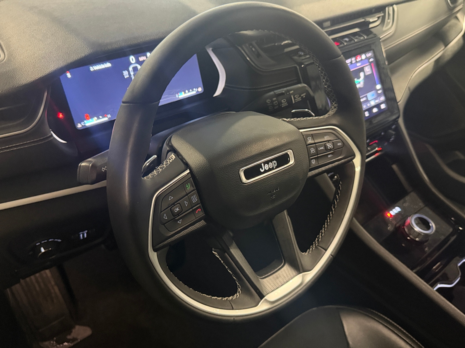 Thumbnail: 2023 Jeep Grand Cherokee L - 4