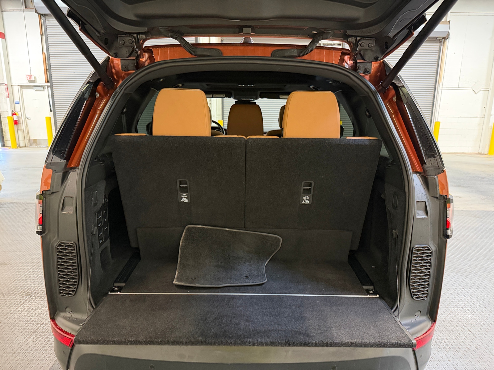 Thumbnail: 2017 Land Rover Discovery - 6