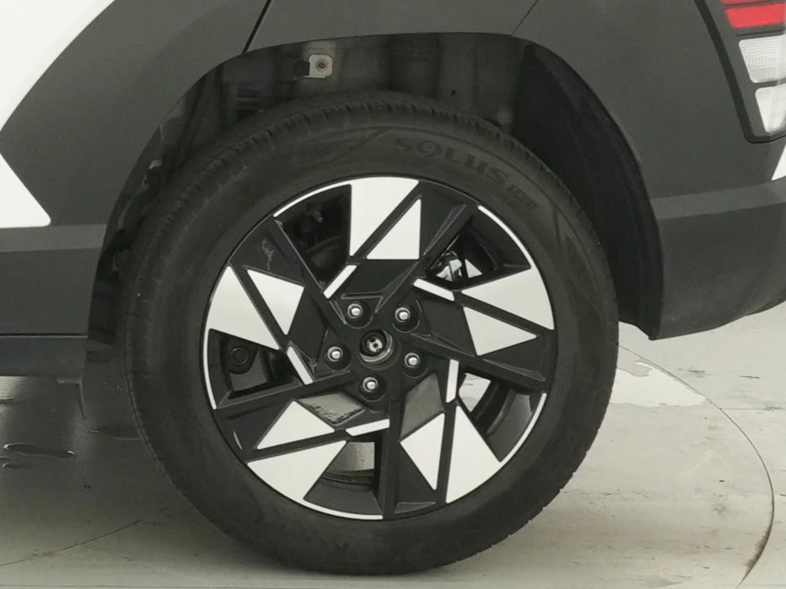 2025 Hyundai Kona SEL - Photo 17