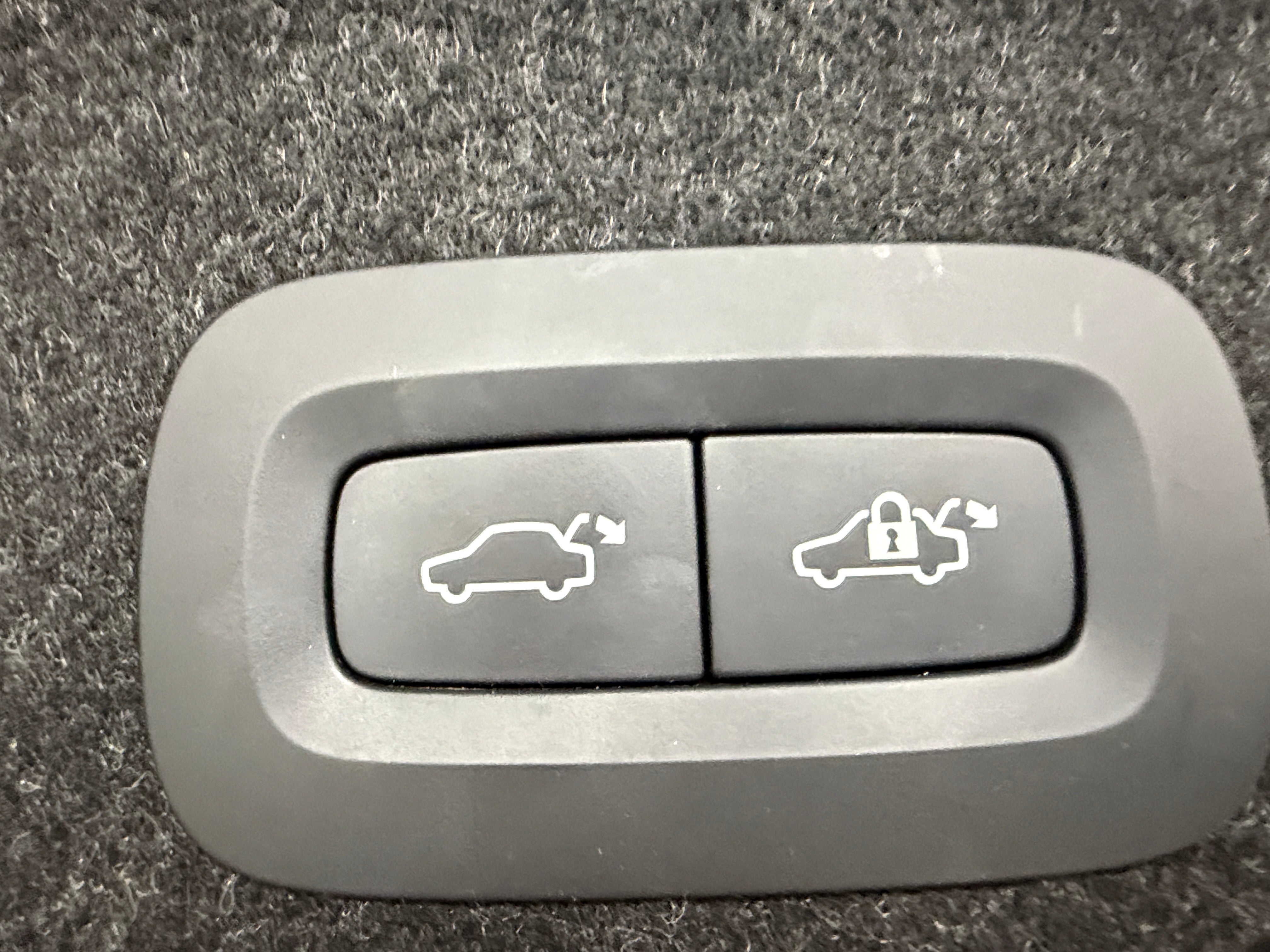2022 Volvo S90