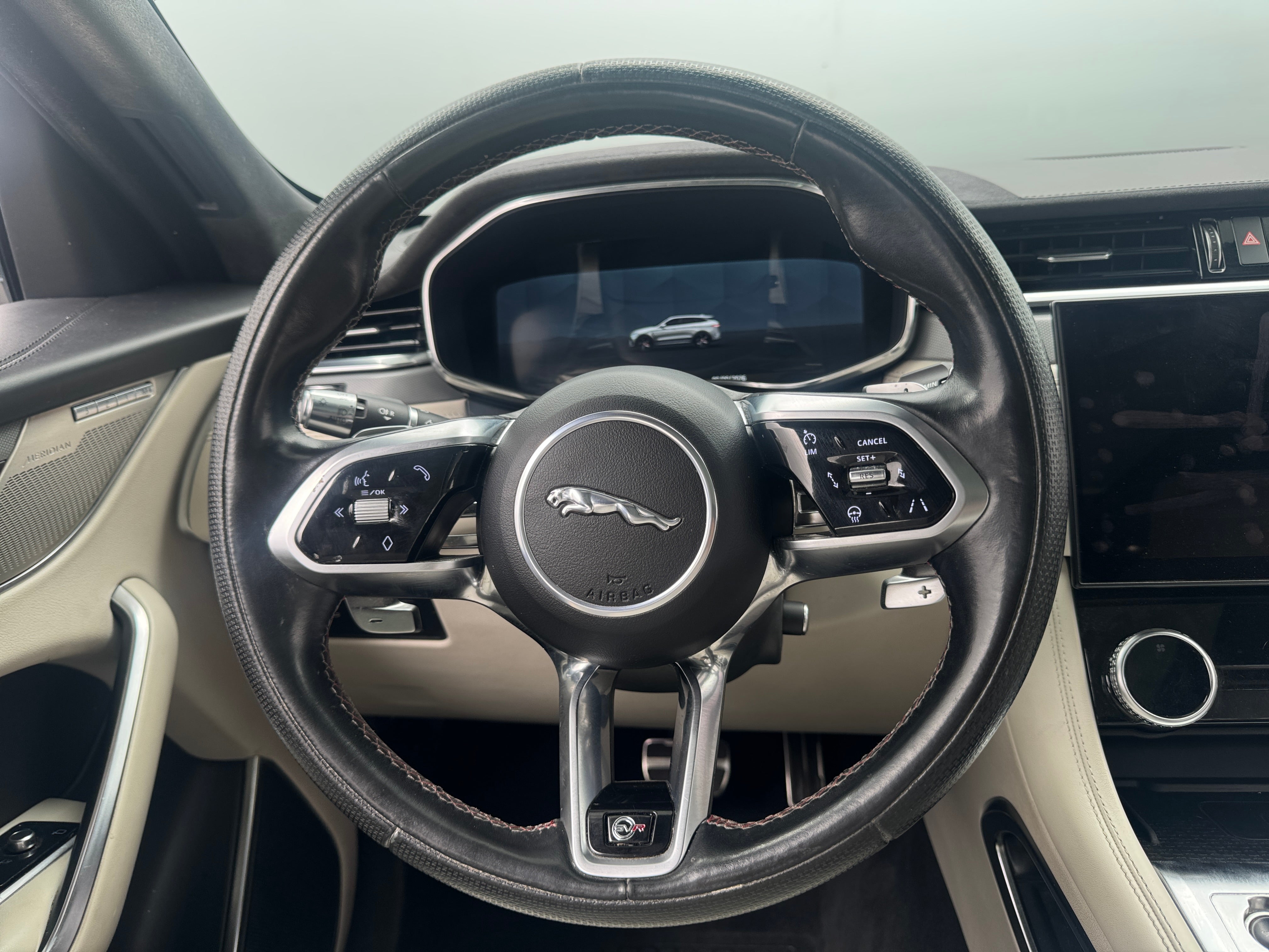 2022 Jaguar F-Pace SVR - Photo 3