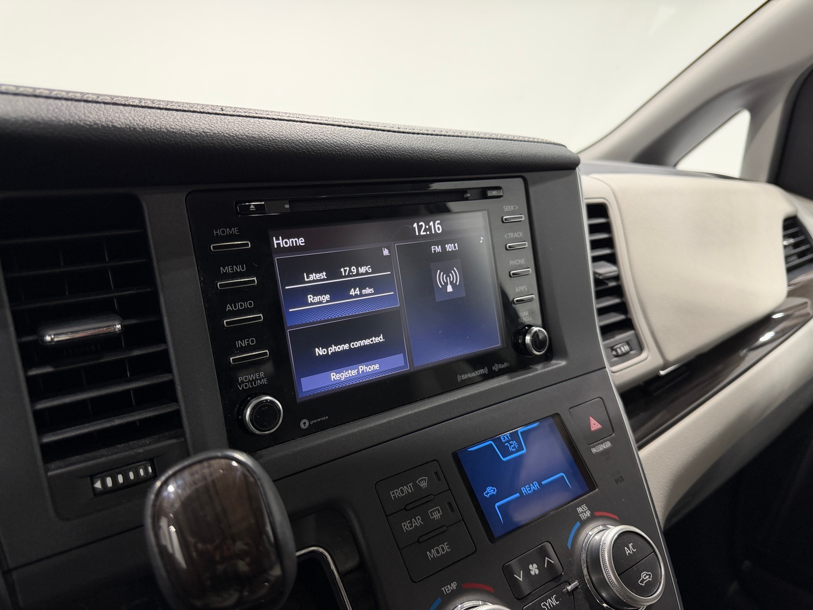 Thumbnail: 2018 Toyota Sienna - 3
