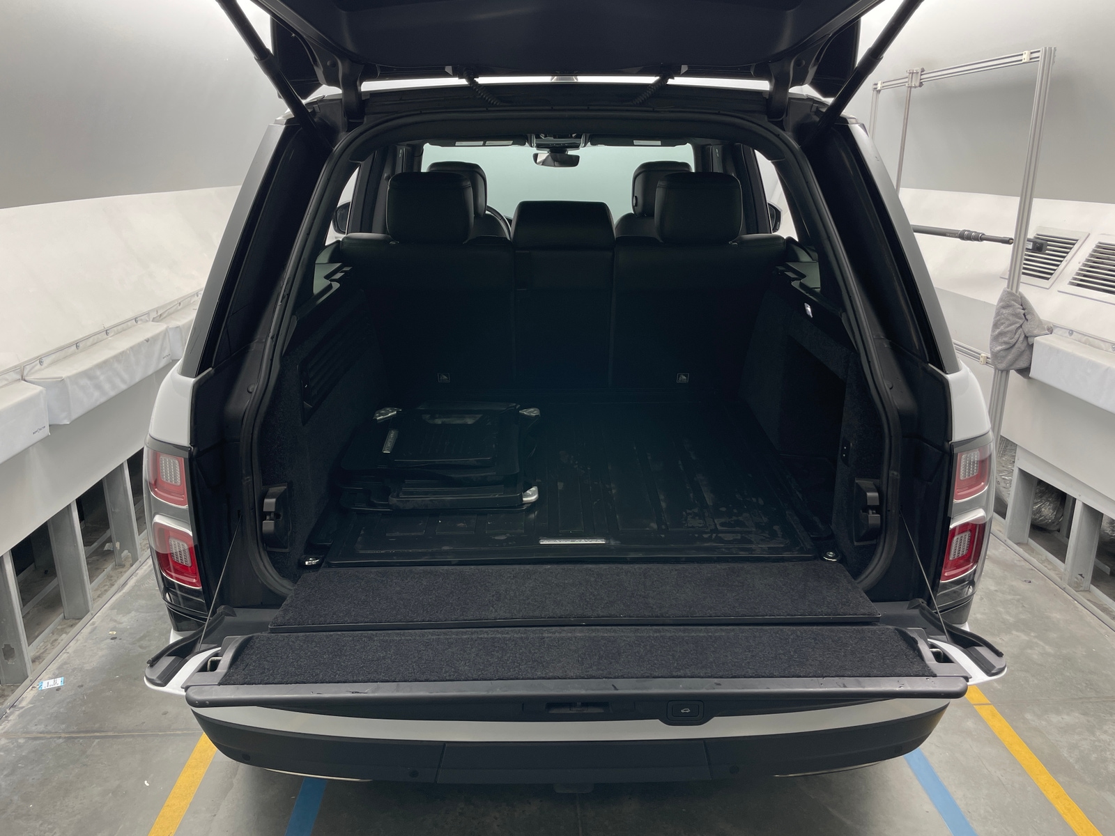 Thumbnail: 2021 Land Rover Range Rover - 6