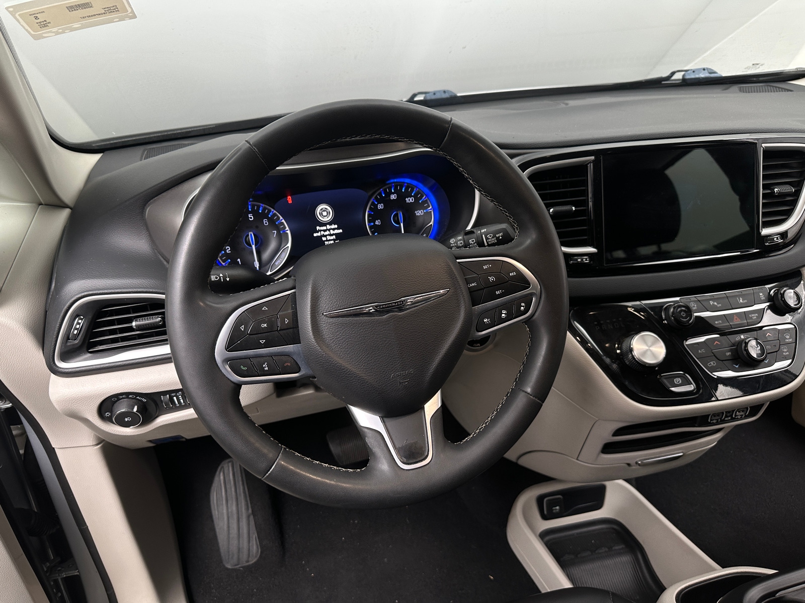 Thumbnail: 2023 Chrysler Pacifica - 4