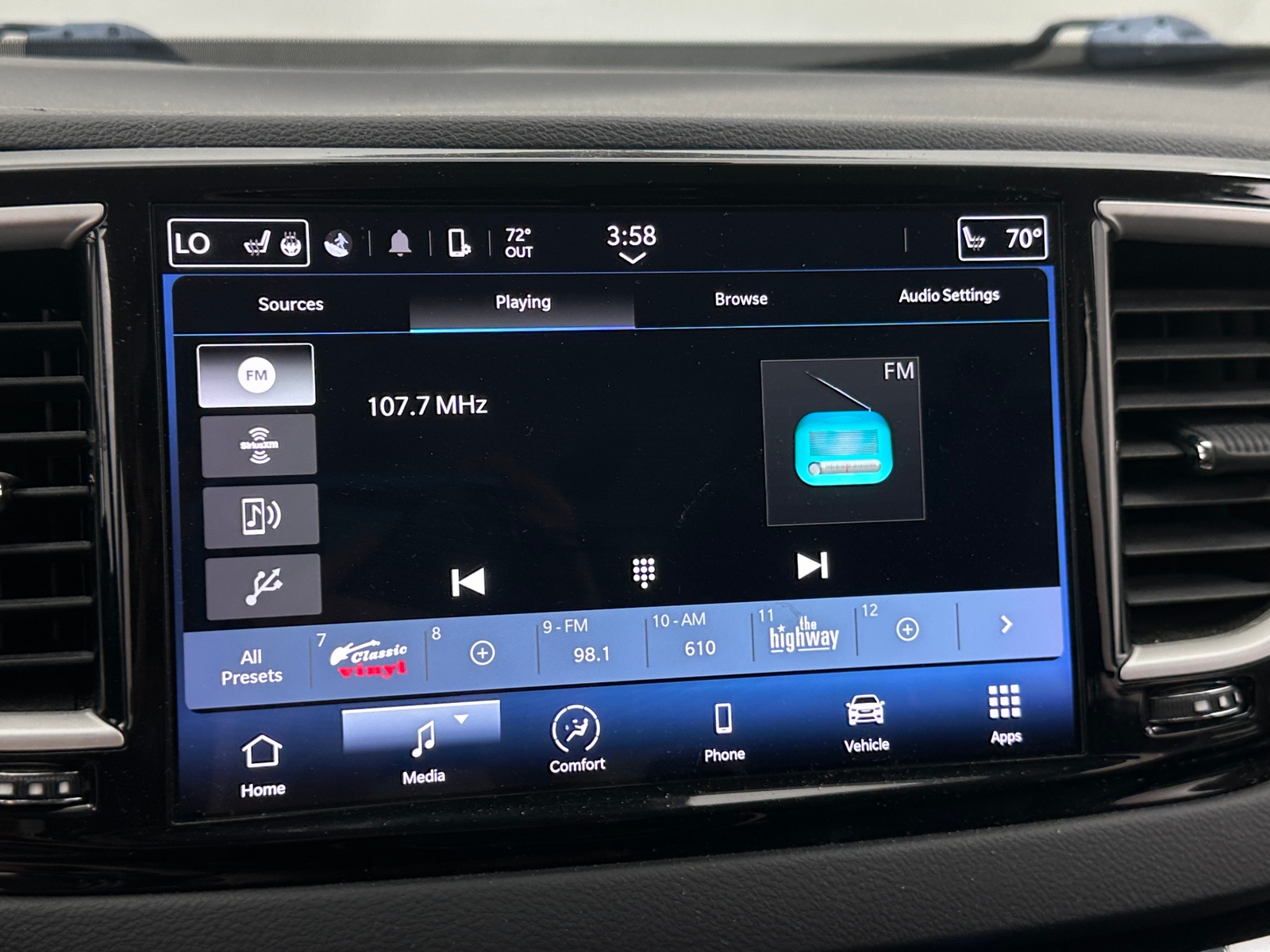 Thumbnail: 2023 Chrysler Pacifica - 3