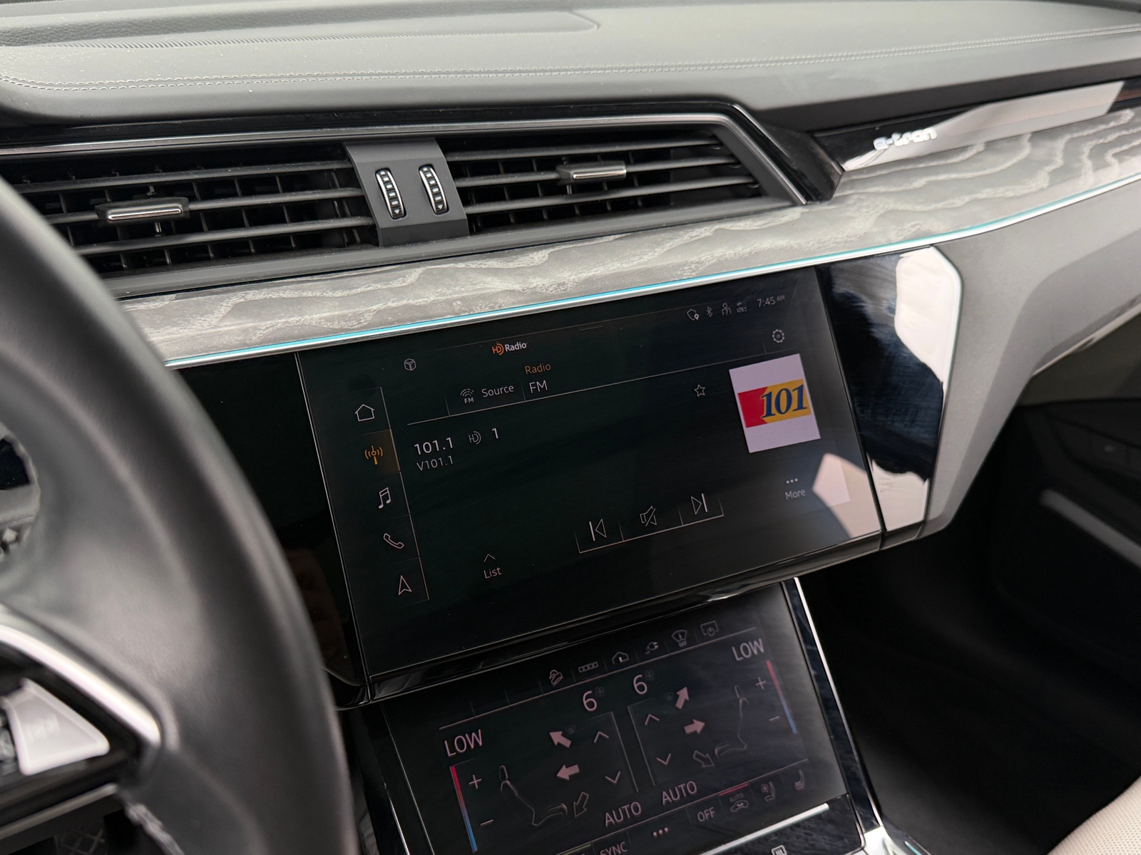 Thumbnail: 2022 Audi e-tron - 3