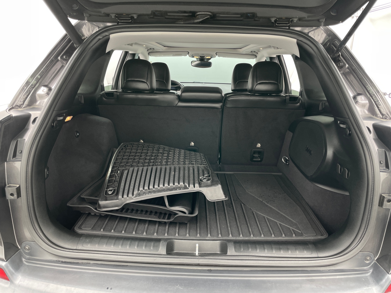 Thumbnail: 2019 Jeep Cherokee - 6