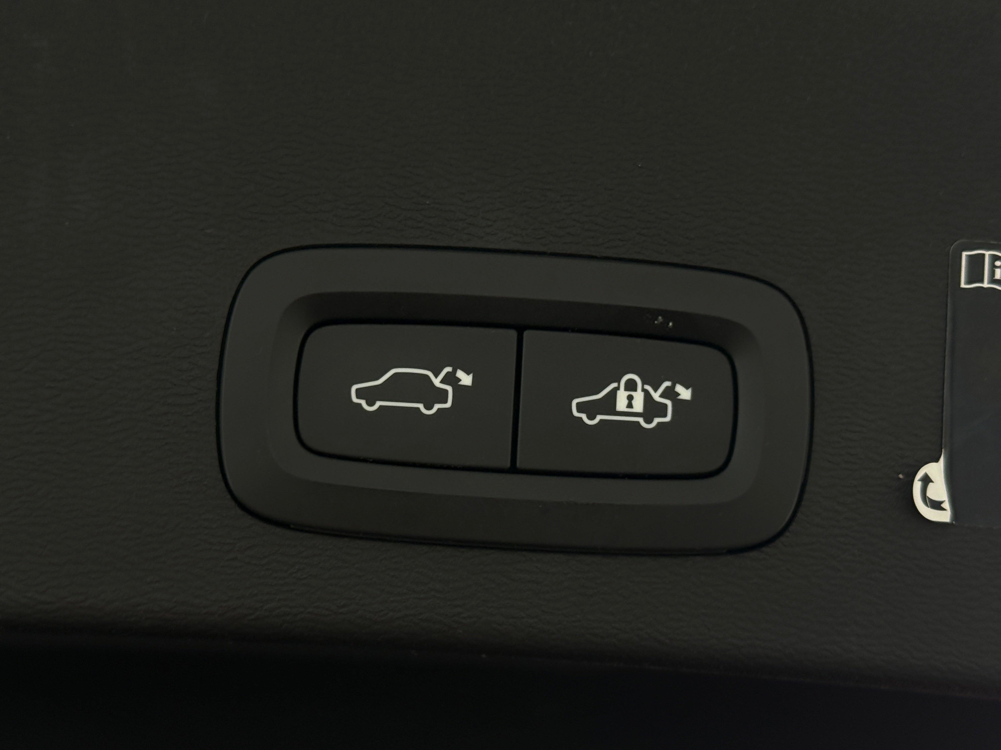 Used 2021 Volvo XC40 Recharge with VIN YV4ED3UR7M2524290 for sale in Pewaukee, WI
