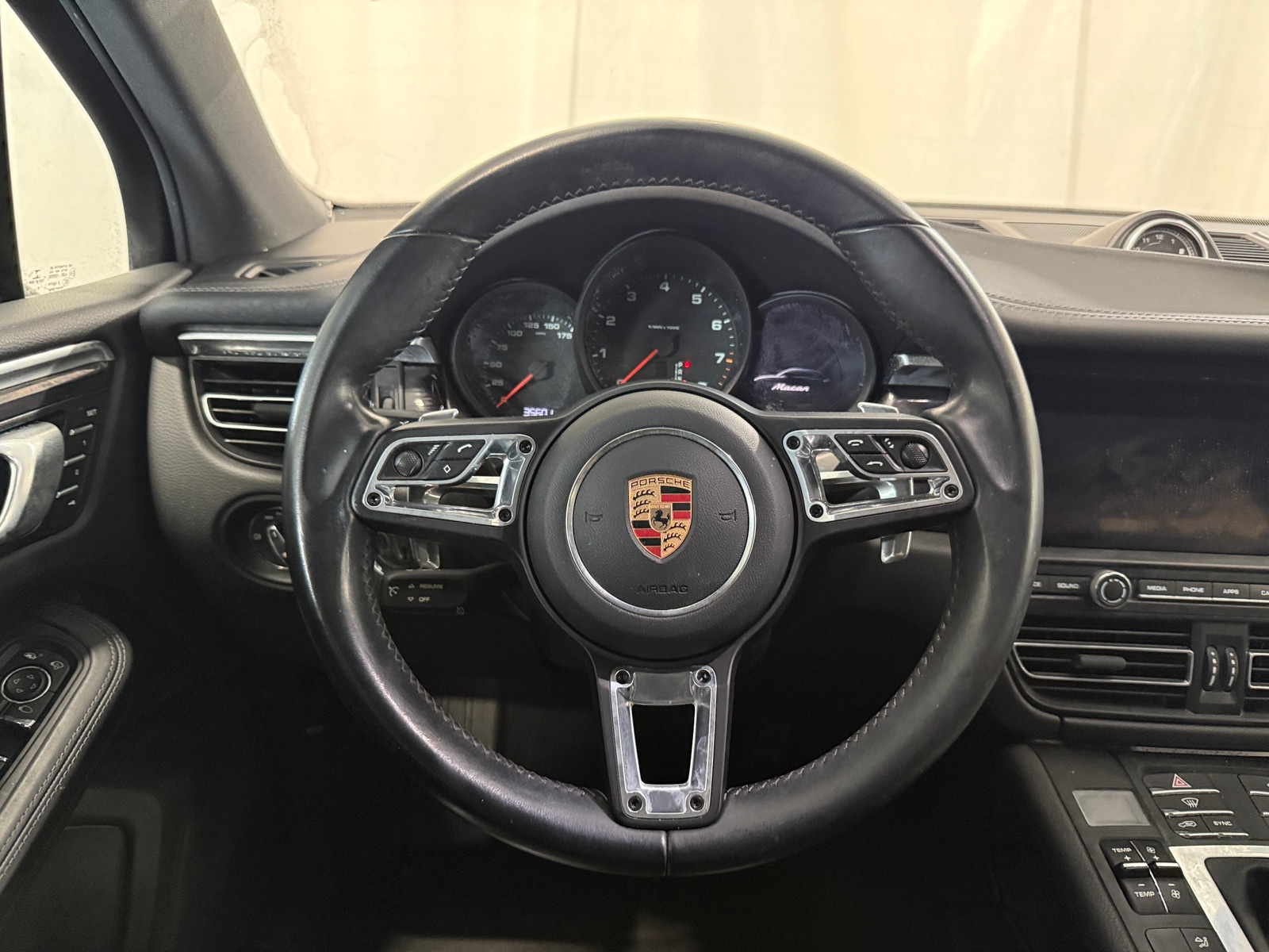 Thumbnail: 2020 Porsche Macan - 4