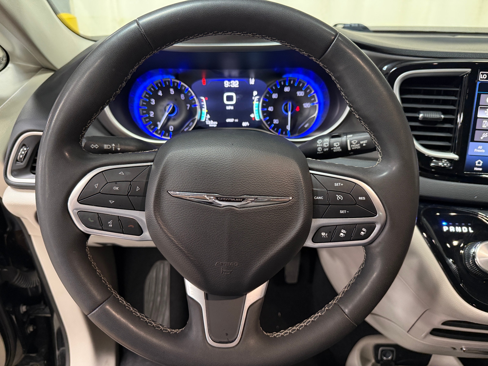 Thumbnail: 2023 Chrysler Pacifica - 4