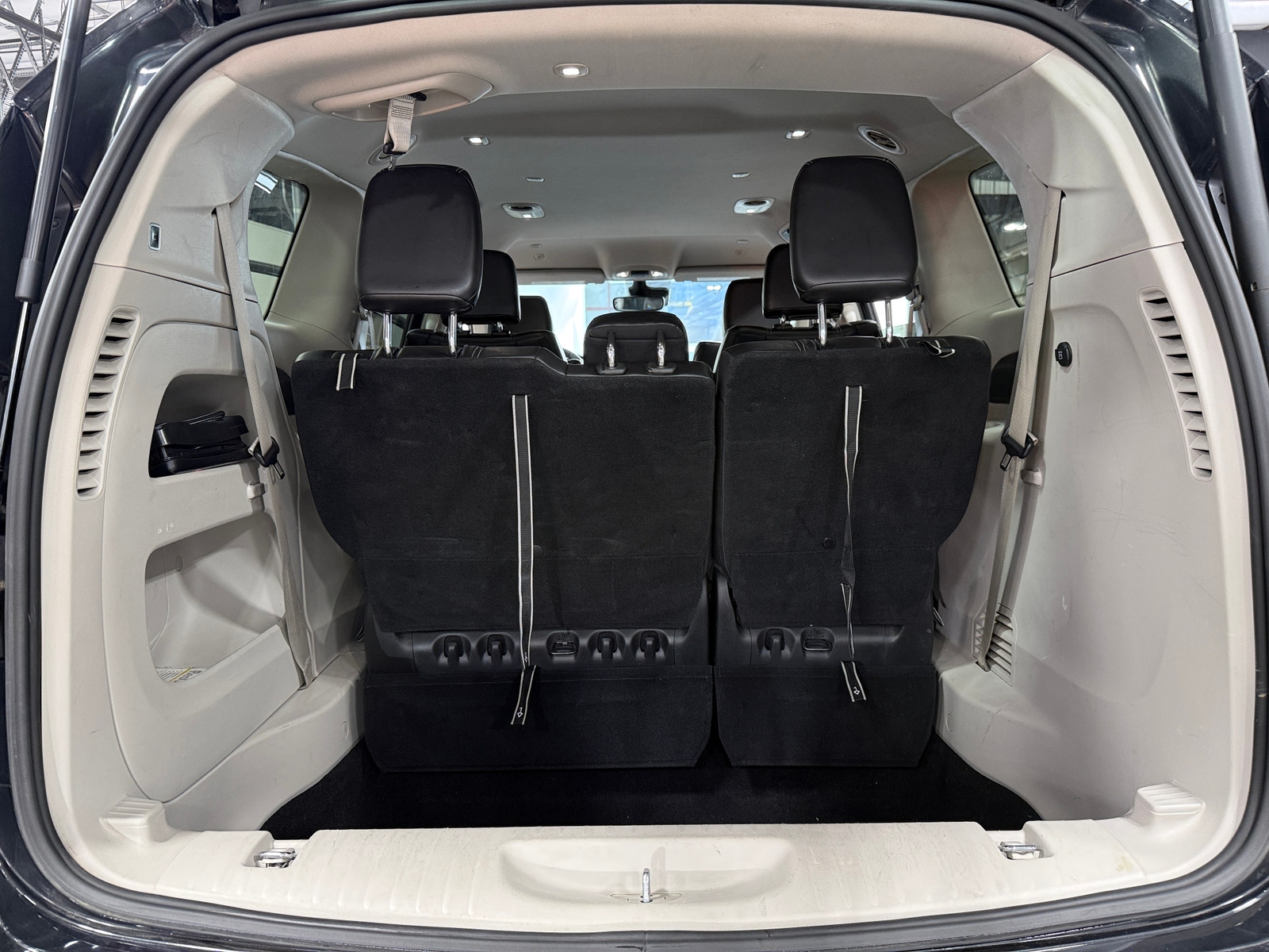 Thumbnail: 2023 Chrysler Pacifica - 6