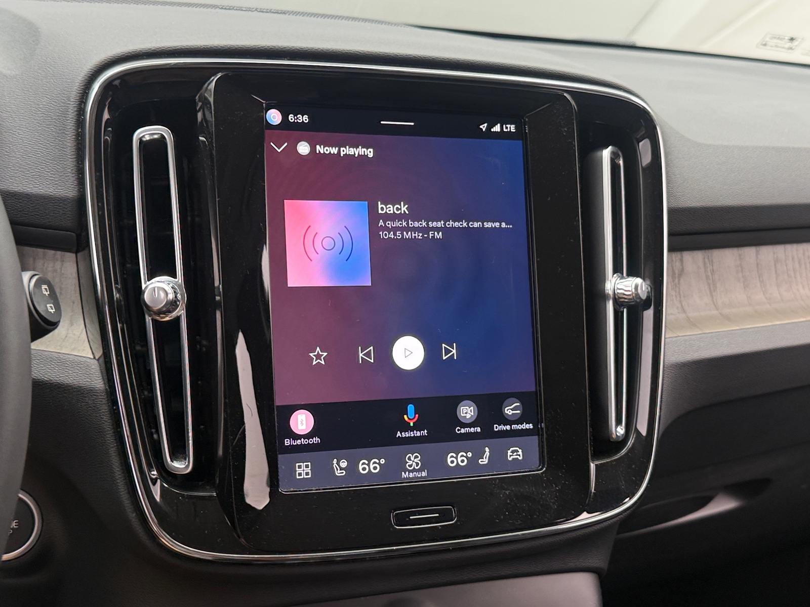 Thumbnail: 2024 Volvo XC40 - 3