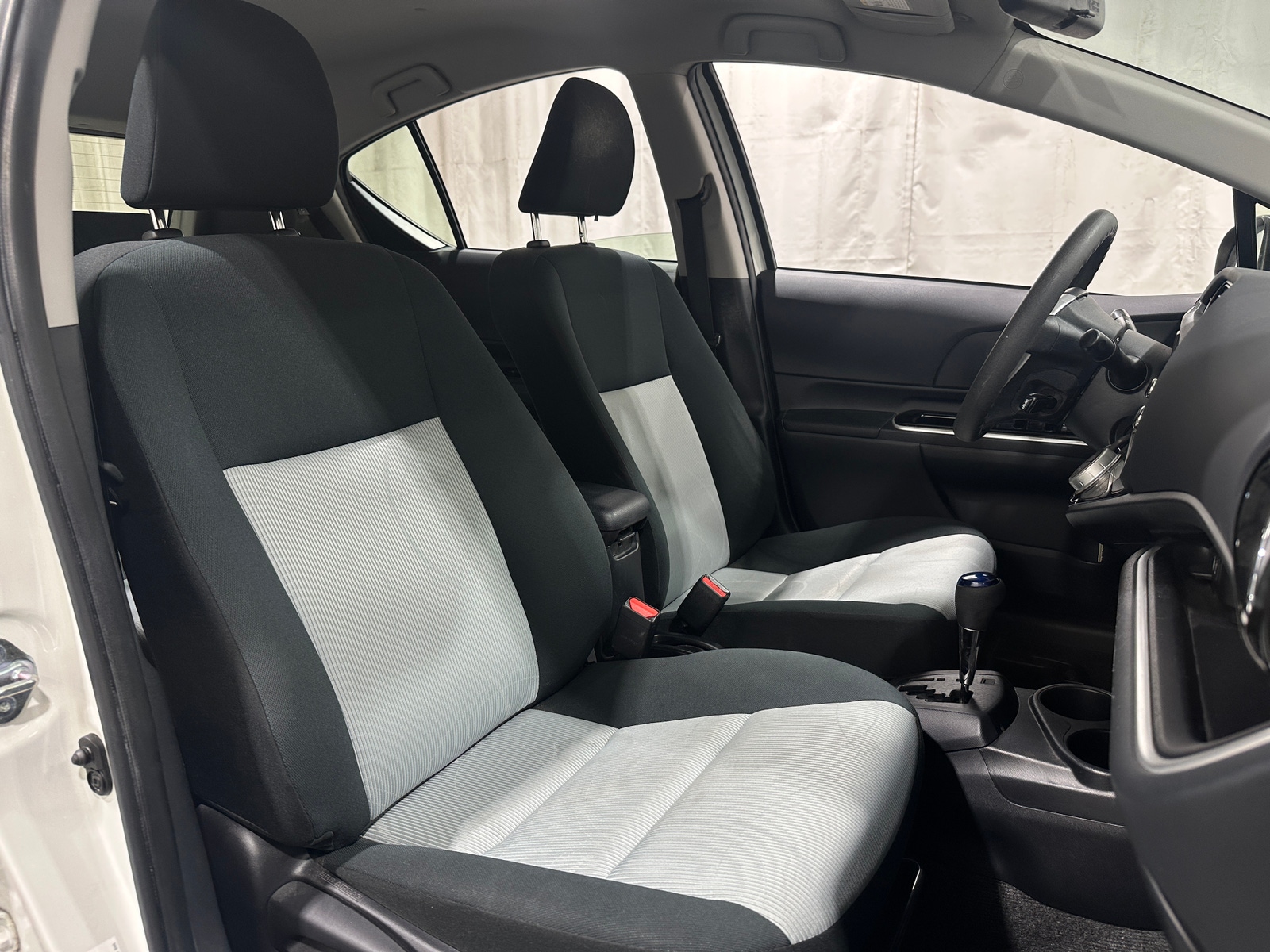 Thumbnail: 2015 Toyota Prius c - 2