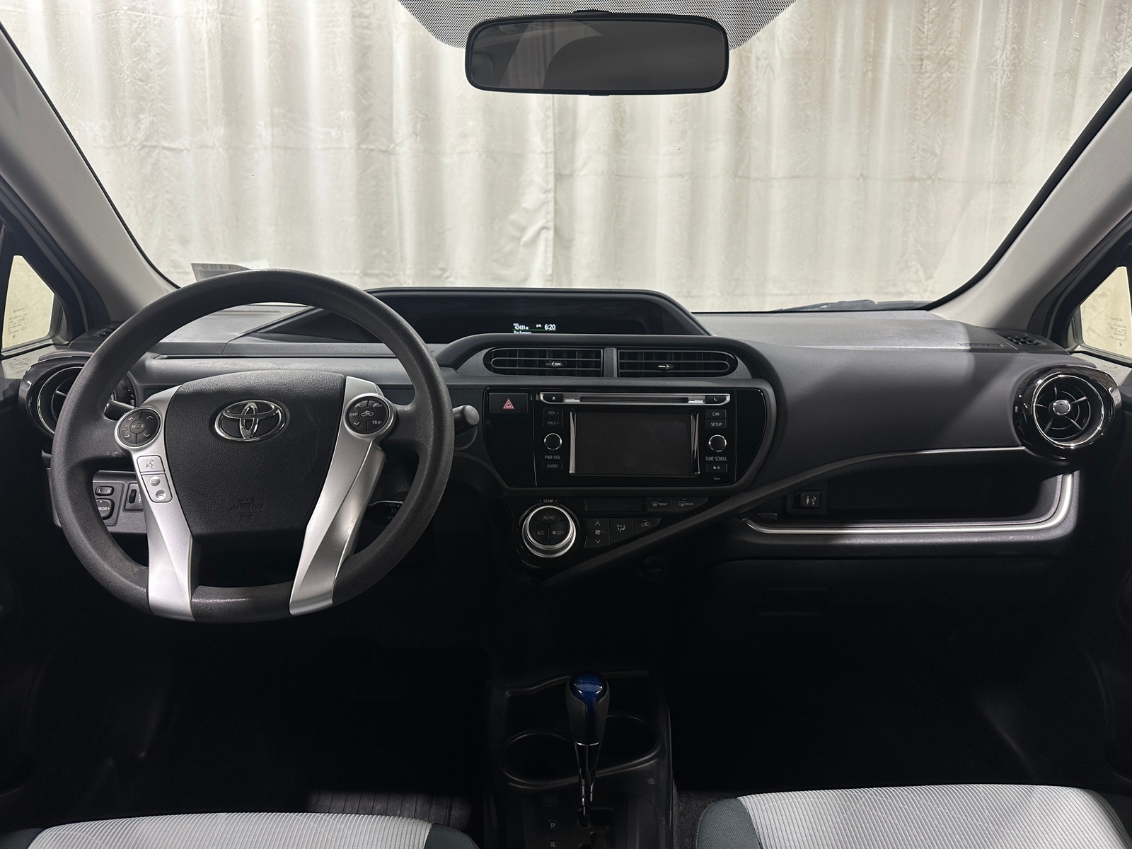 Thumbnail: 2015 Toyota Prius c - 3