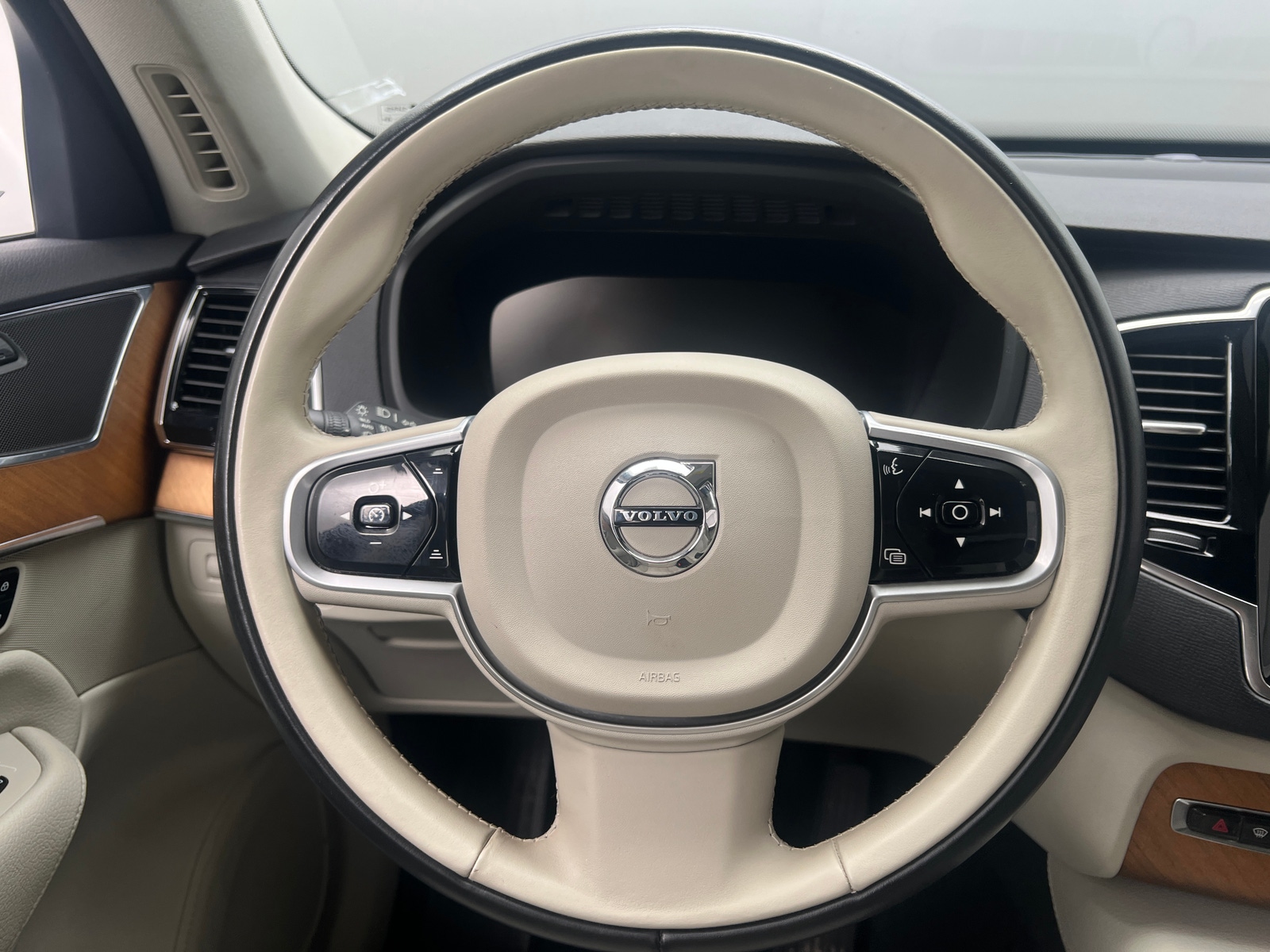 Thumbnail: 2022 Volvo XC90 - 4