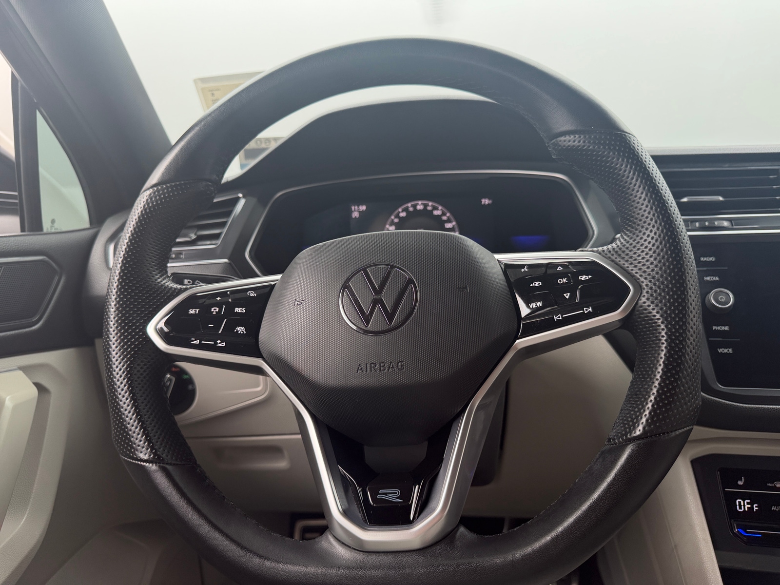 Thumbnail: 2022 Volkswagen Tiguan - 5