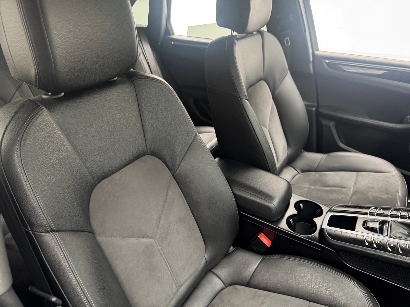 Thumbnail: 2016 Porsche Macan - 2