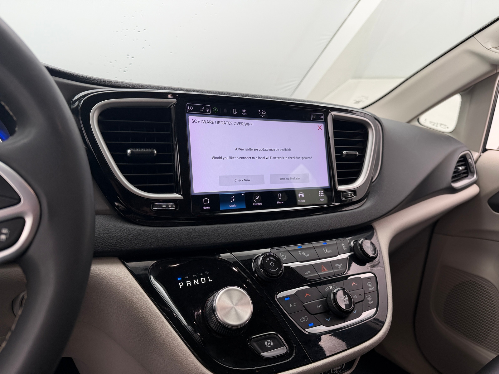 Thumbnail: 2023 Chrysler Pacifica - 3