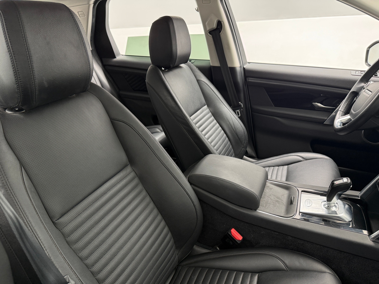 Thumbnail: 2020 Land Rover Discovery Sport - 2