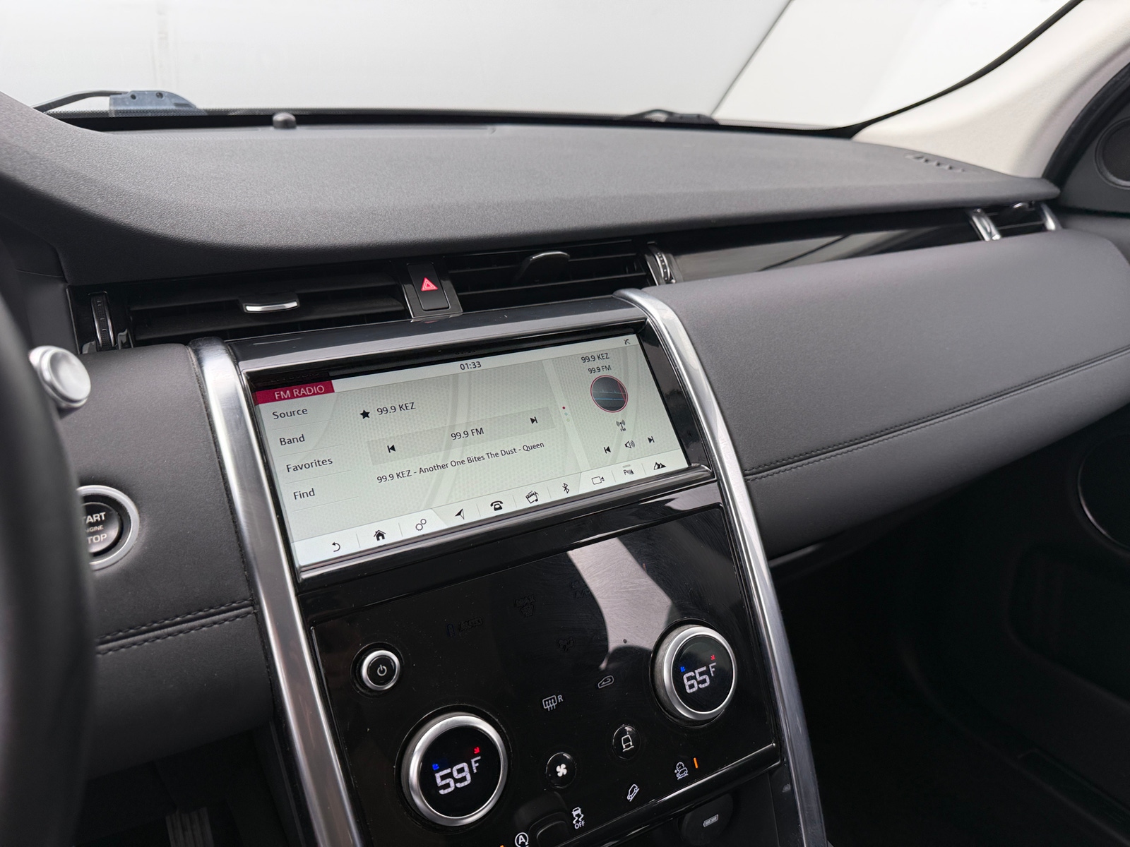 Thumbnail: 2020 Land Rover Discovery Sport - 4