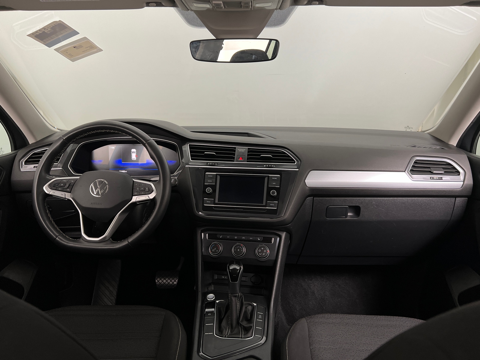 Thumbnail: 2023 Volkswagen Tiguan - 3