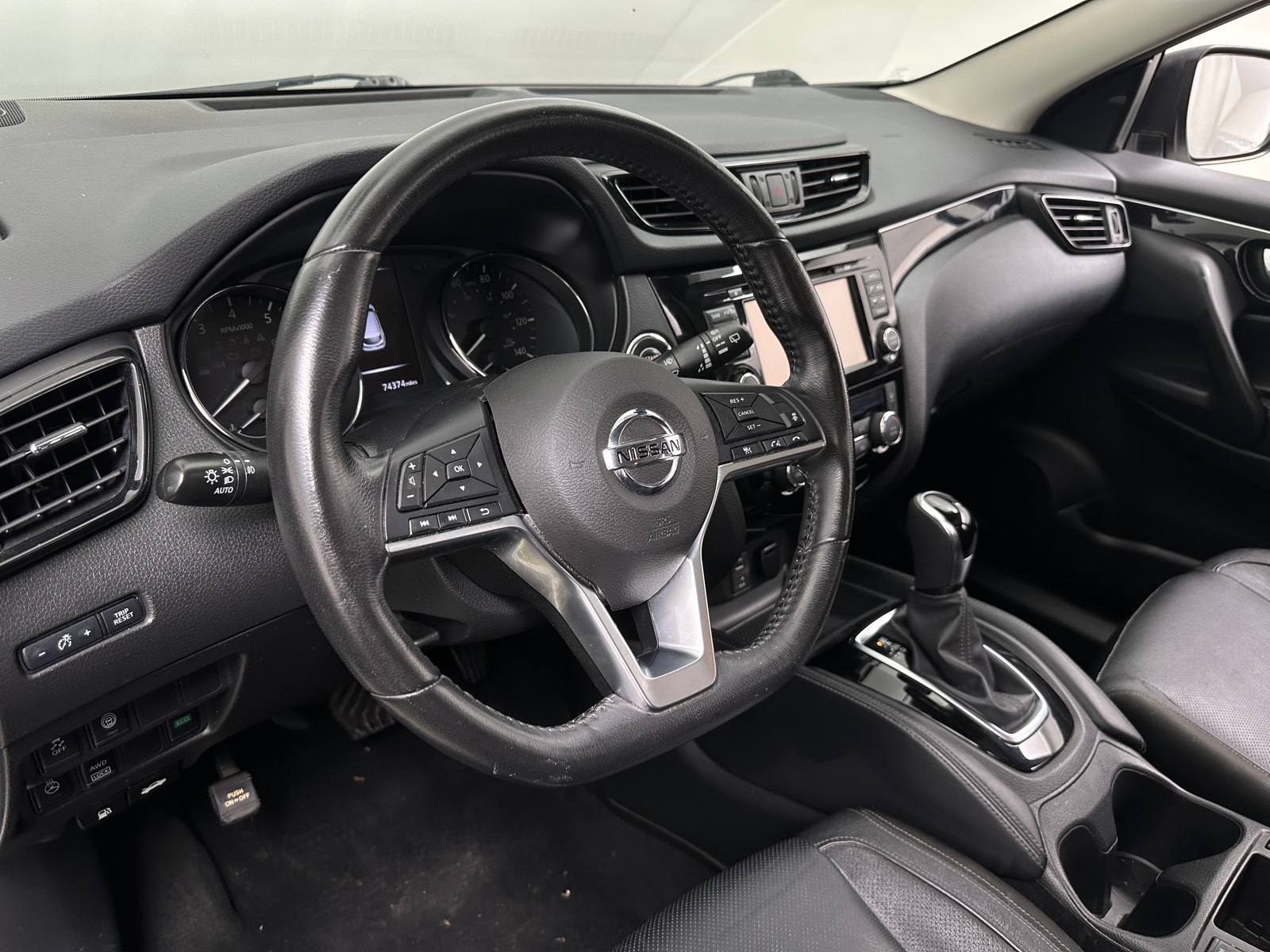 Thumbnail: 2017 Nissan Rogue Sport - 4