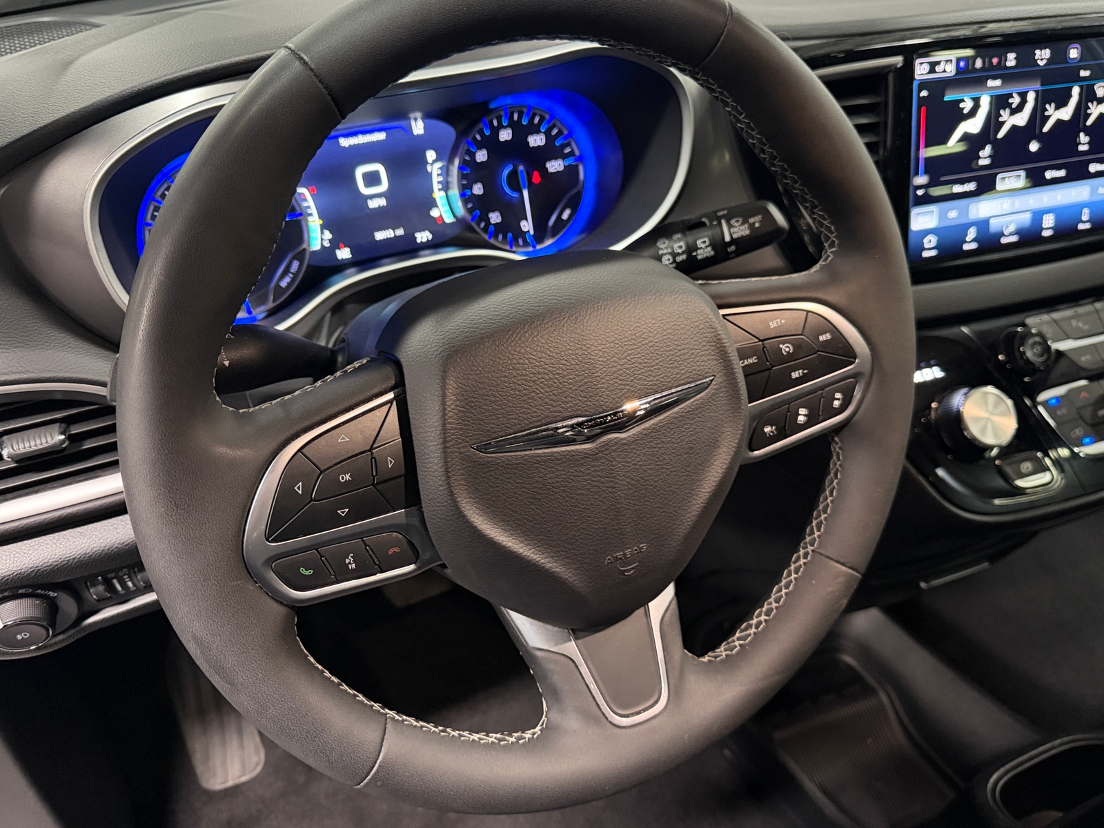 Thumbnail: 2026 Chrysler Pacifica - 4