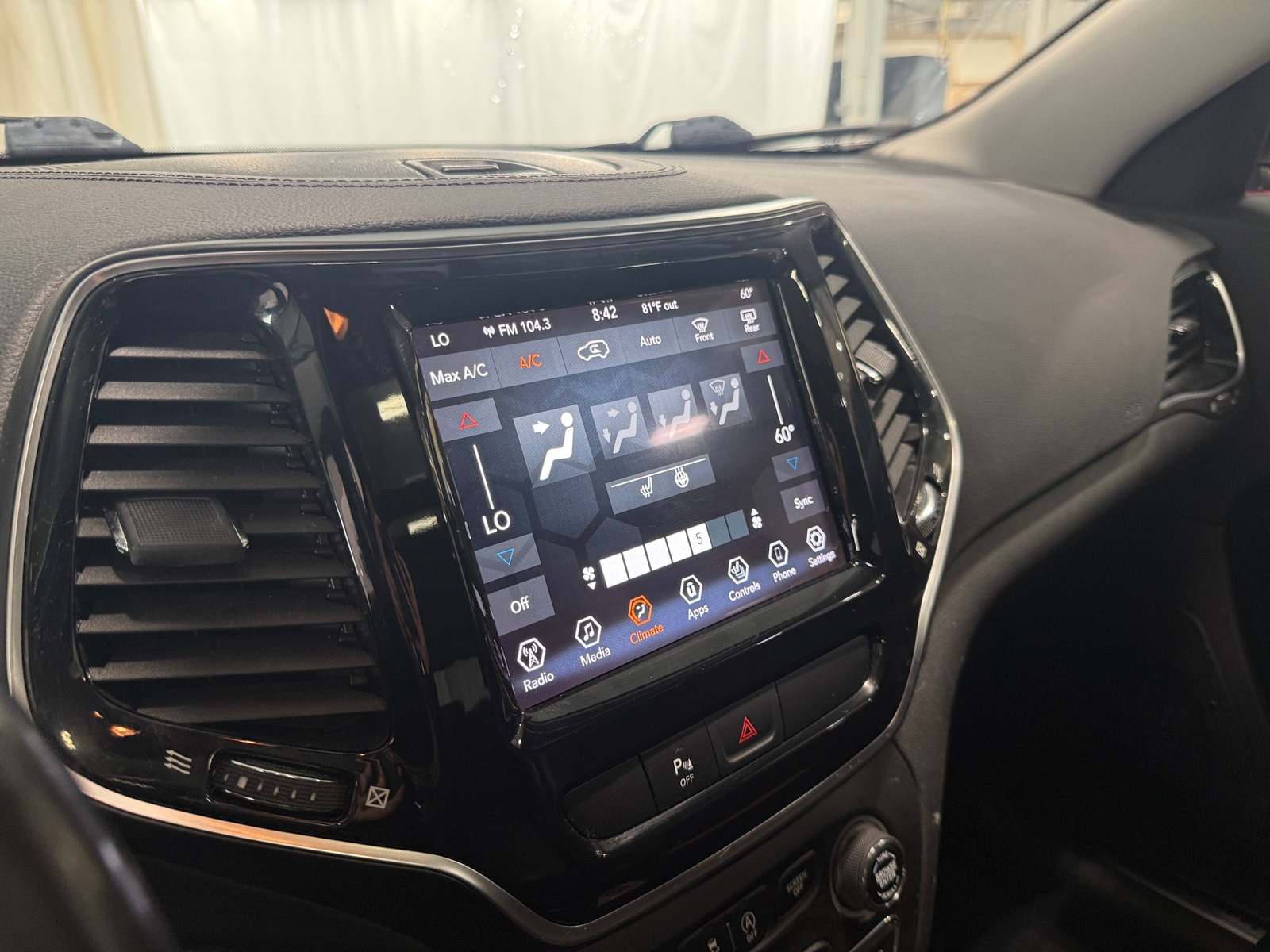 Thumbnail: 2020 Jeep Cherokee - 3