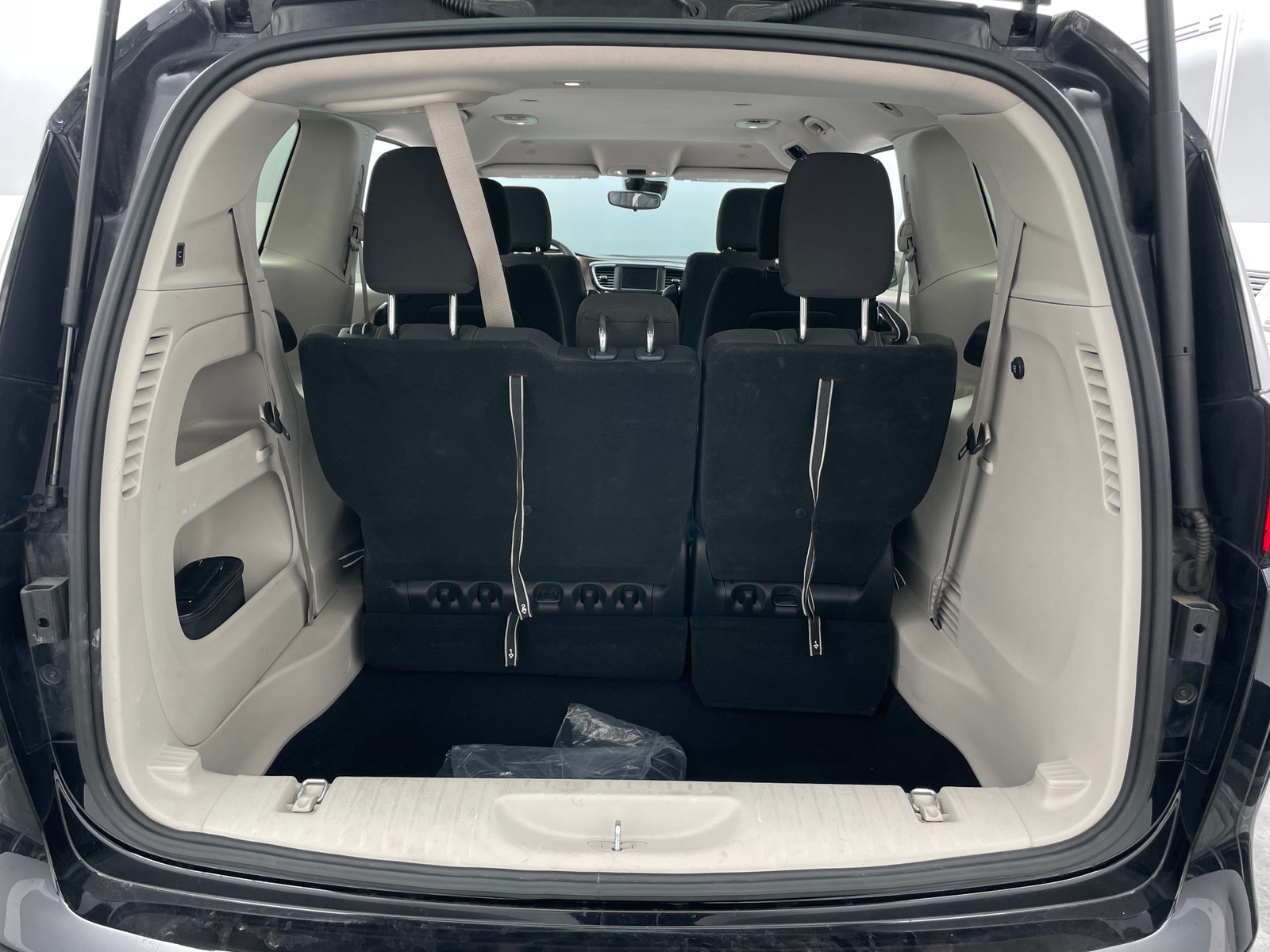 Thumbnail: 2023 Chrysler Voyager - 7