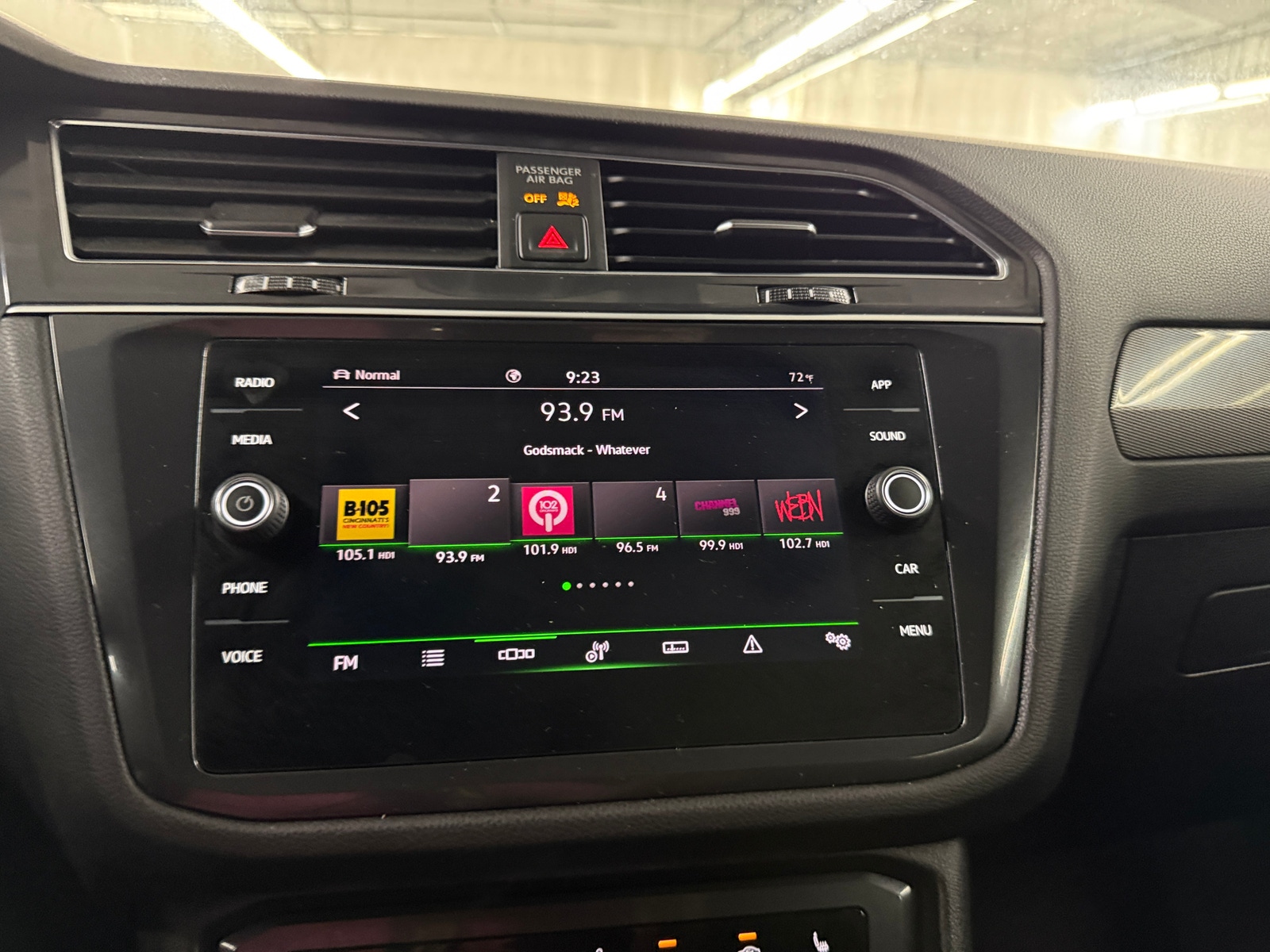 Thumbnail: 2022 Volkswagen Tiguan - 4