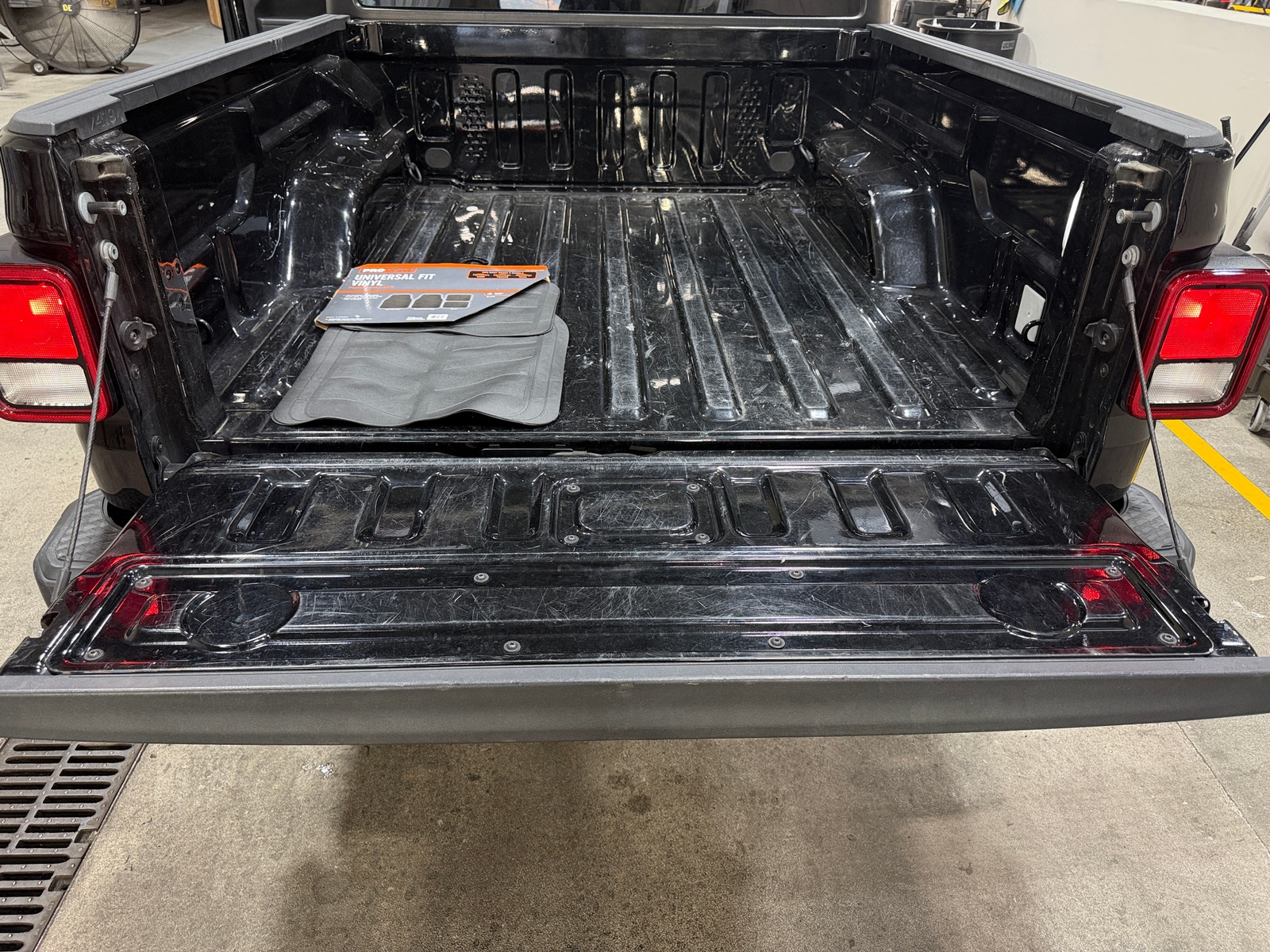 Thumbnail: 2023 Jeep Gladiator - 7
