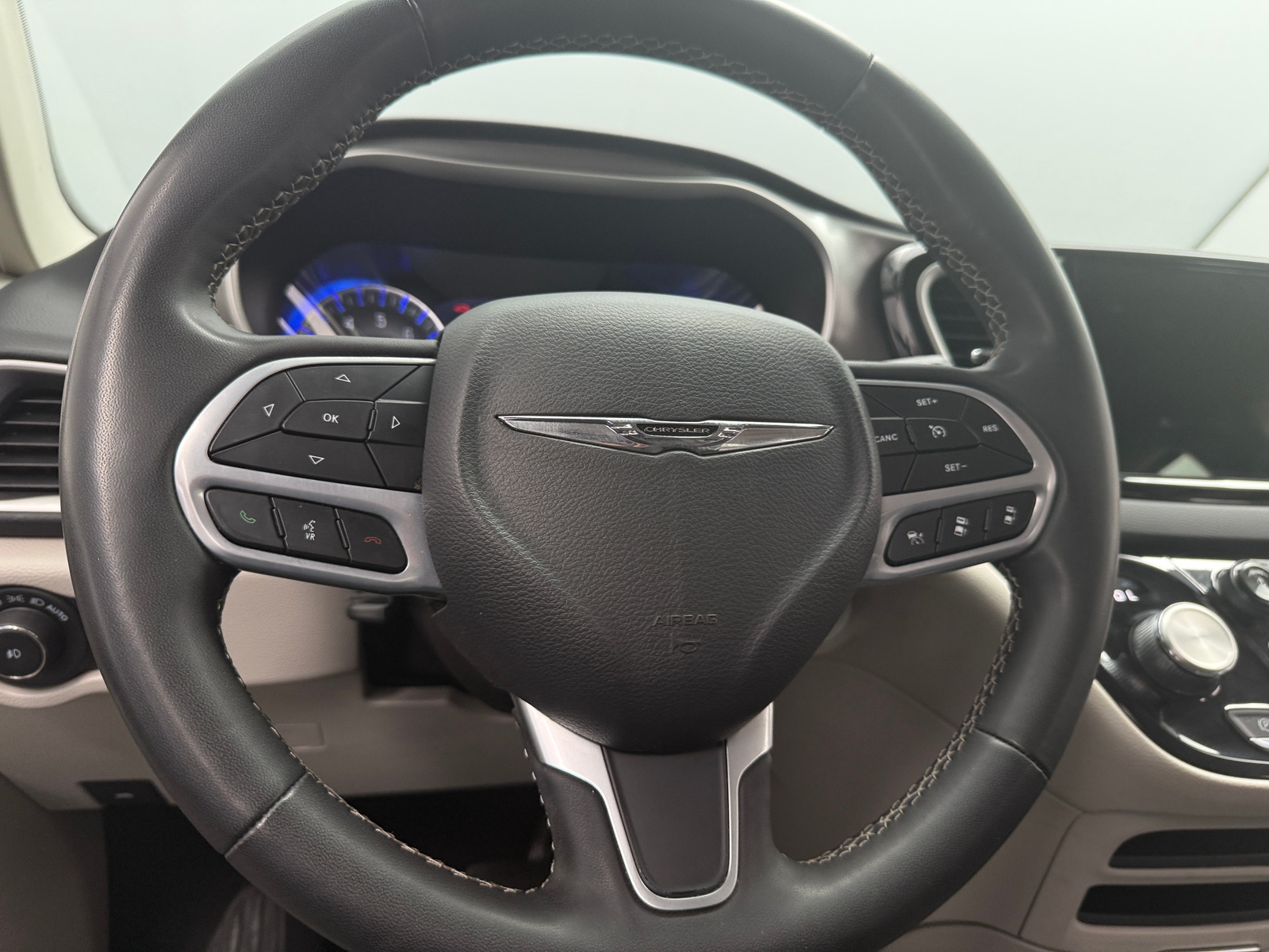 Thumbnail: 2023 Chrysler Pacifica - 4