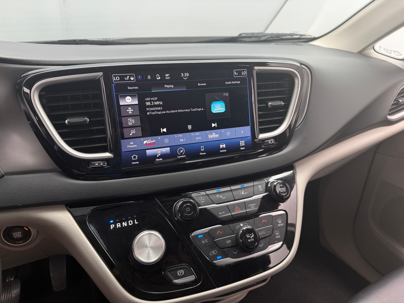 Thumbnail: 2023 Chrysler Pacifica - 3
