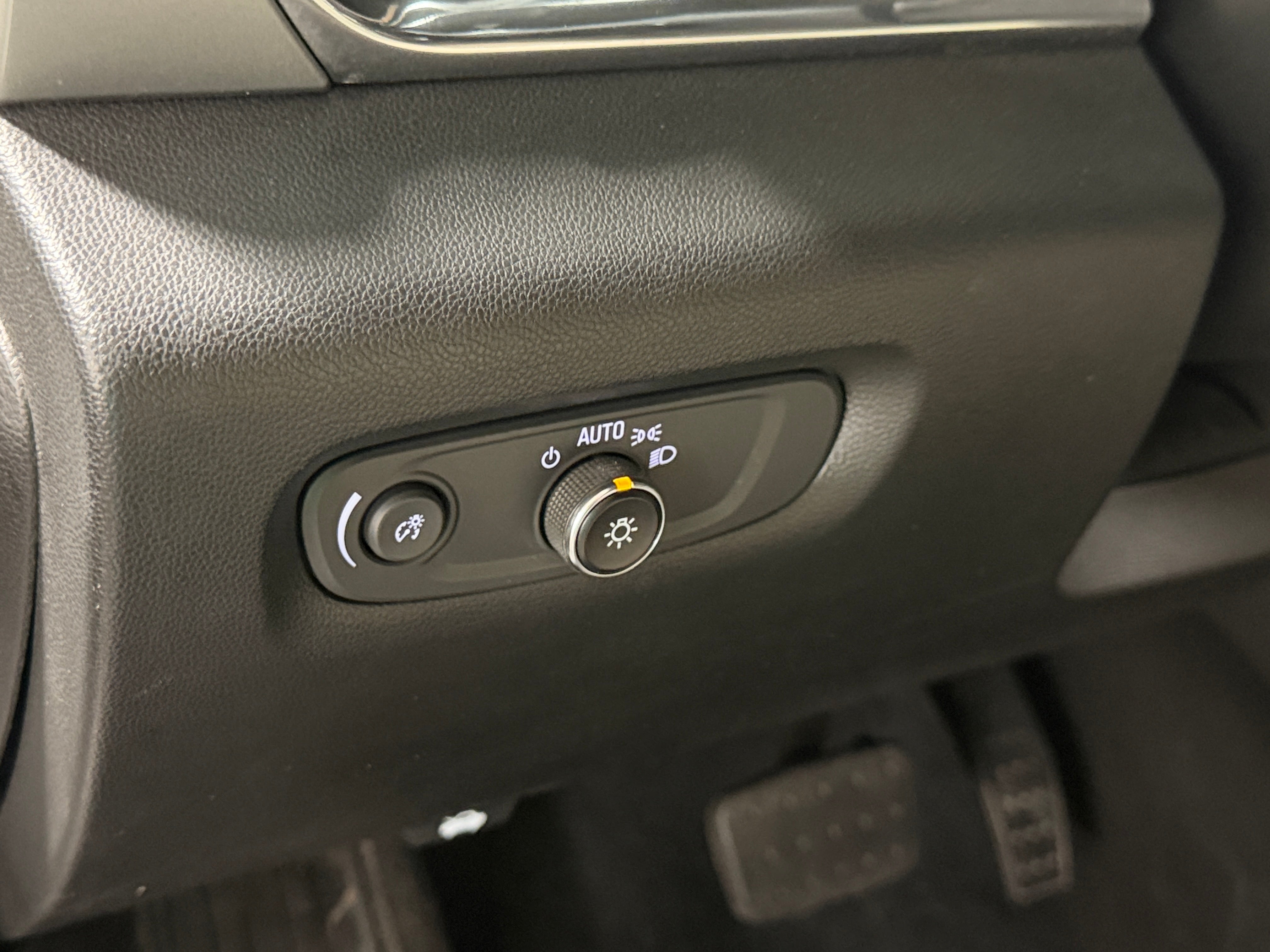 2022 Chevrolet Traverse LS - Photo 15