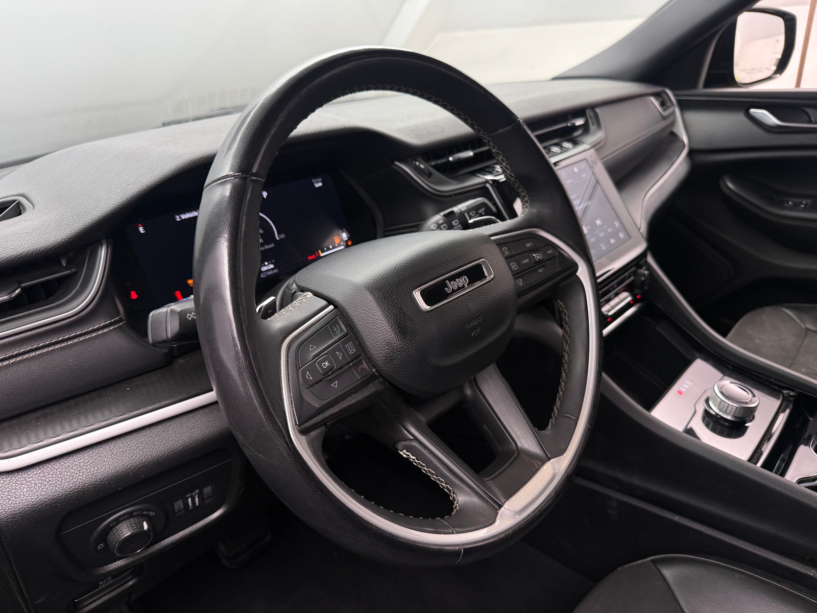 Thumbnail: 2023 Jeep Grand Cherokee L - 4