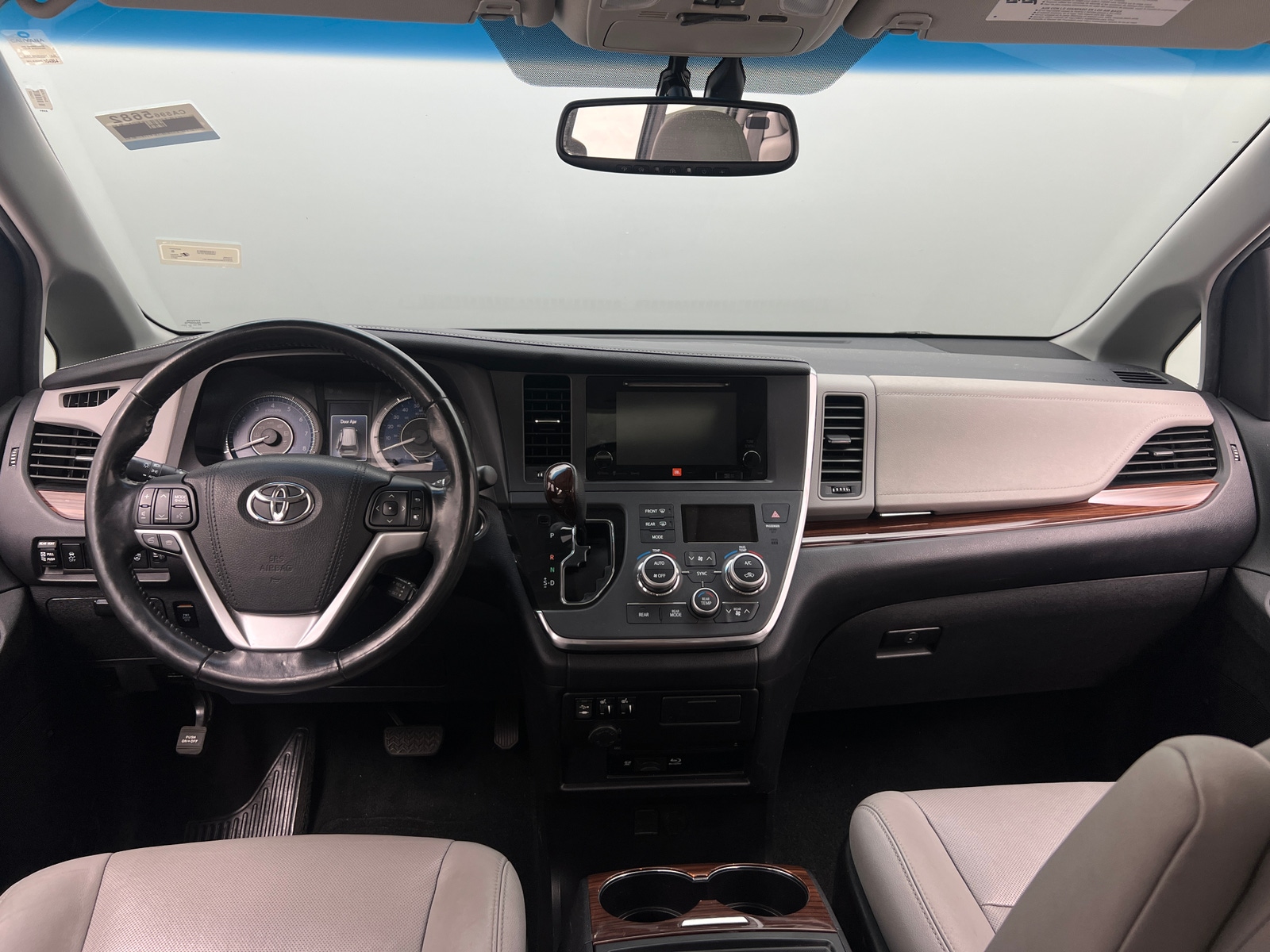 Thumbnail: 2017 Toyota Sienna - 2