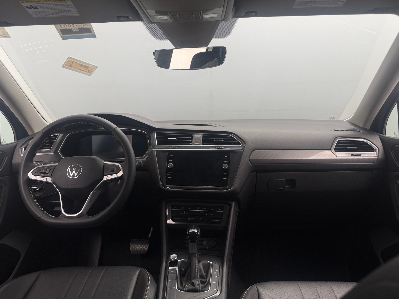 Thumbnail: 2023 Volkswagen Tiguan - 3