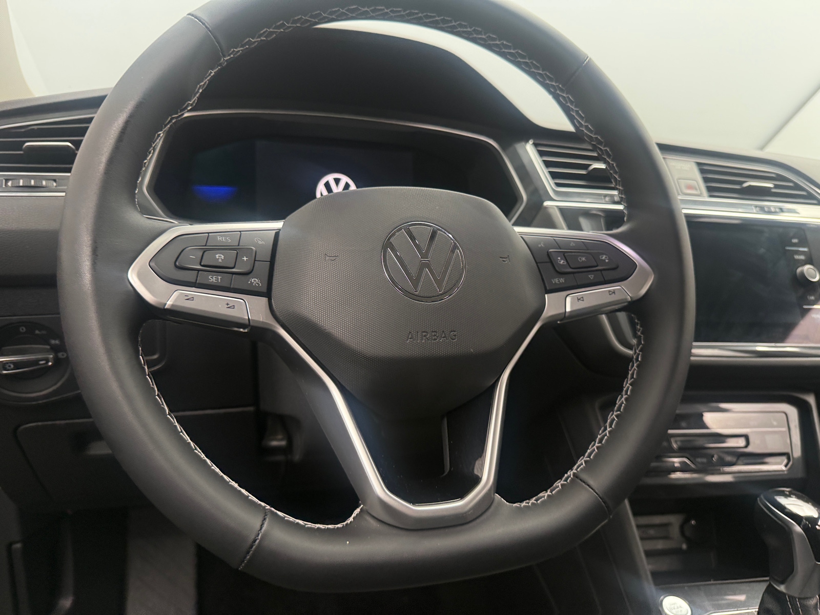 Thumbnail: 2023 Volkswagen Tiguan - 5