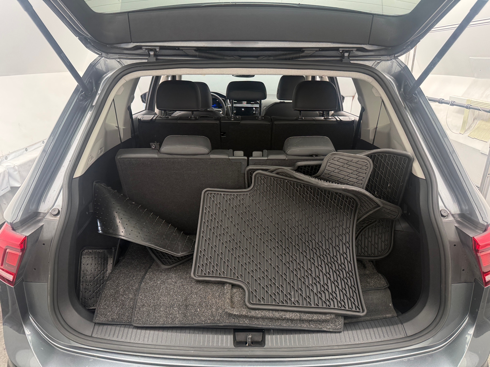 Thumbnail: 2023 Volkswagen Tiguan - 7