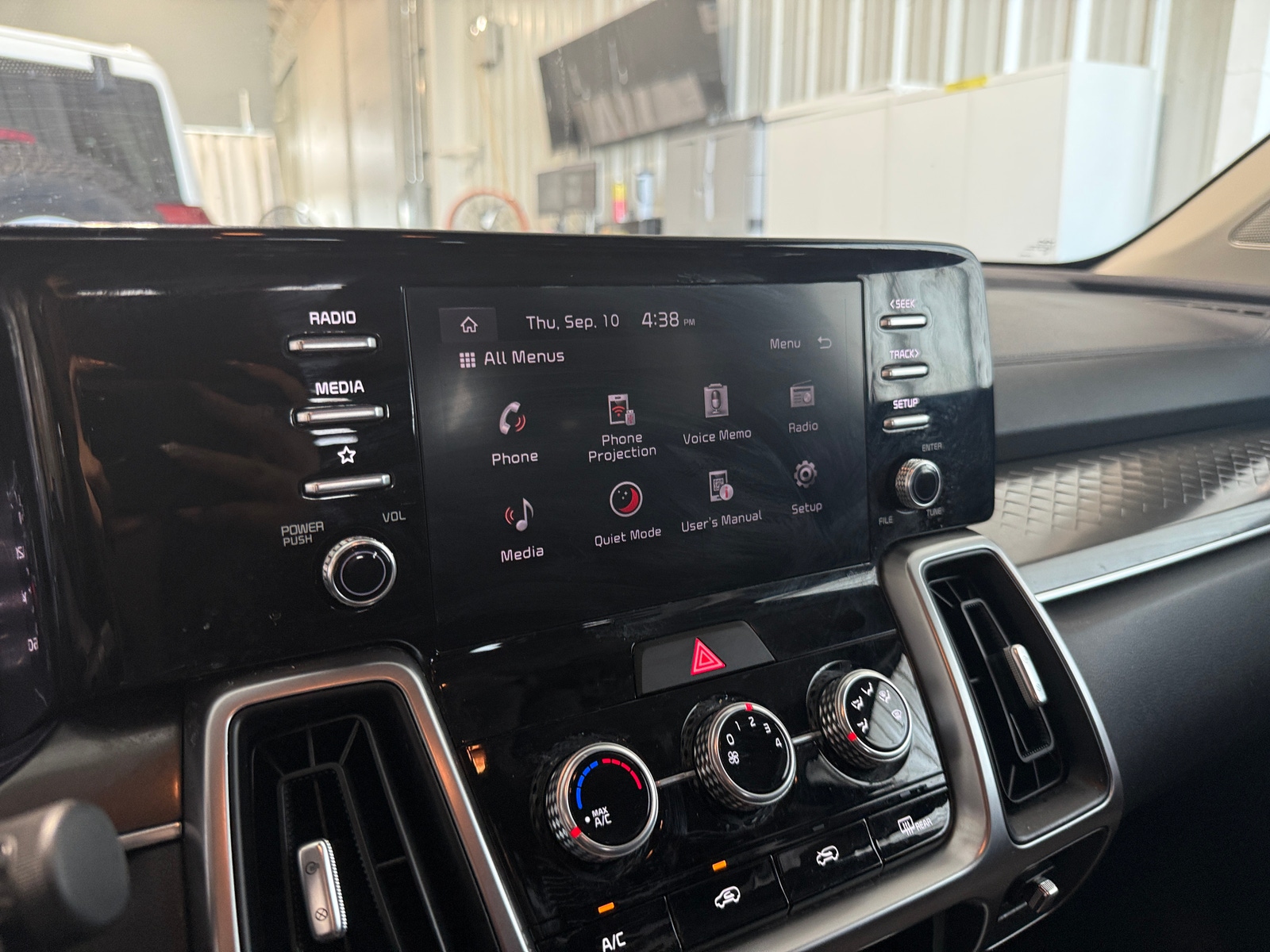 Thumbnail: 2023 Kia Sorento - 4