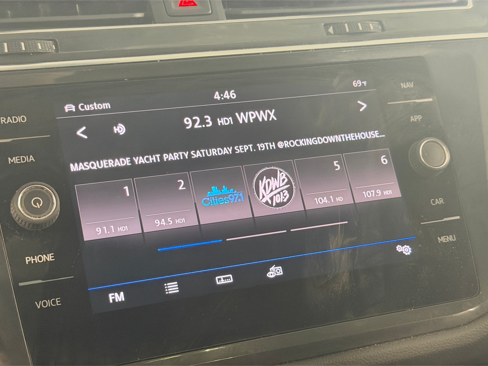 Thumbnail: 2018 Volkswagen Tiguan - 3