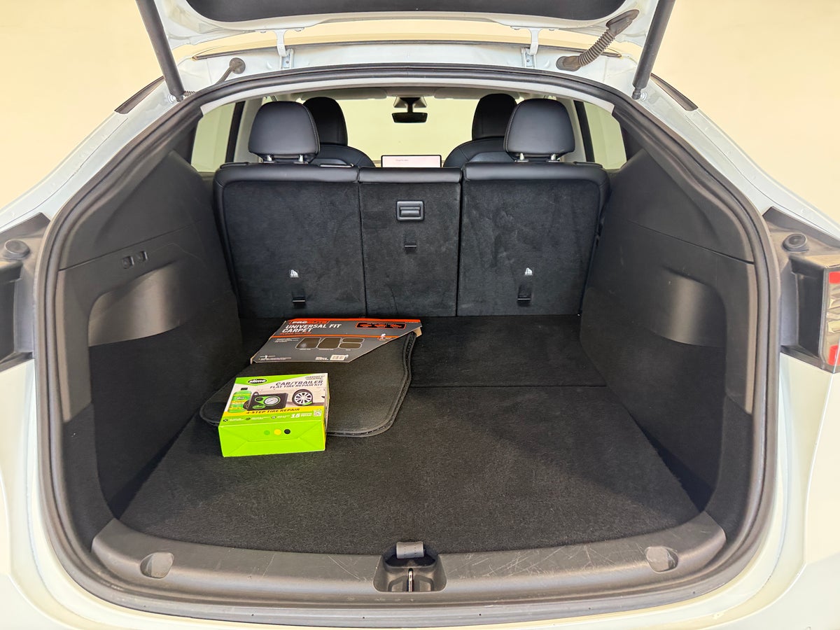 2021 Tesla Model Y Standard Range in Pearl White Multi-Coat — photo 2