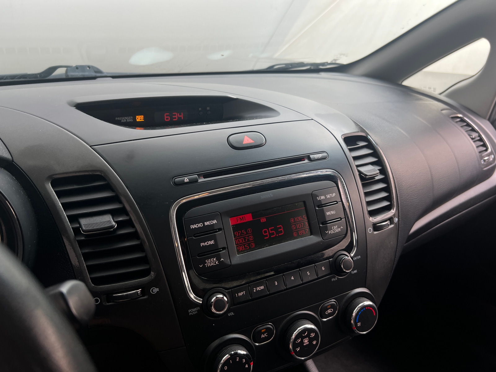 Thumbnail: 2017 Kia Forte - 4