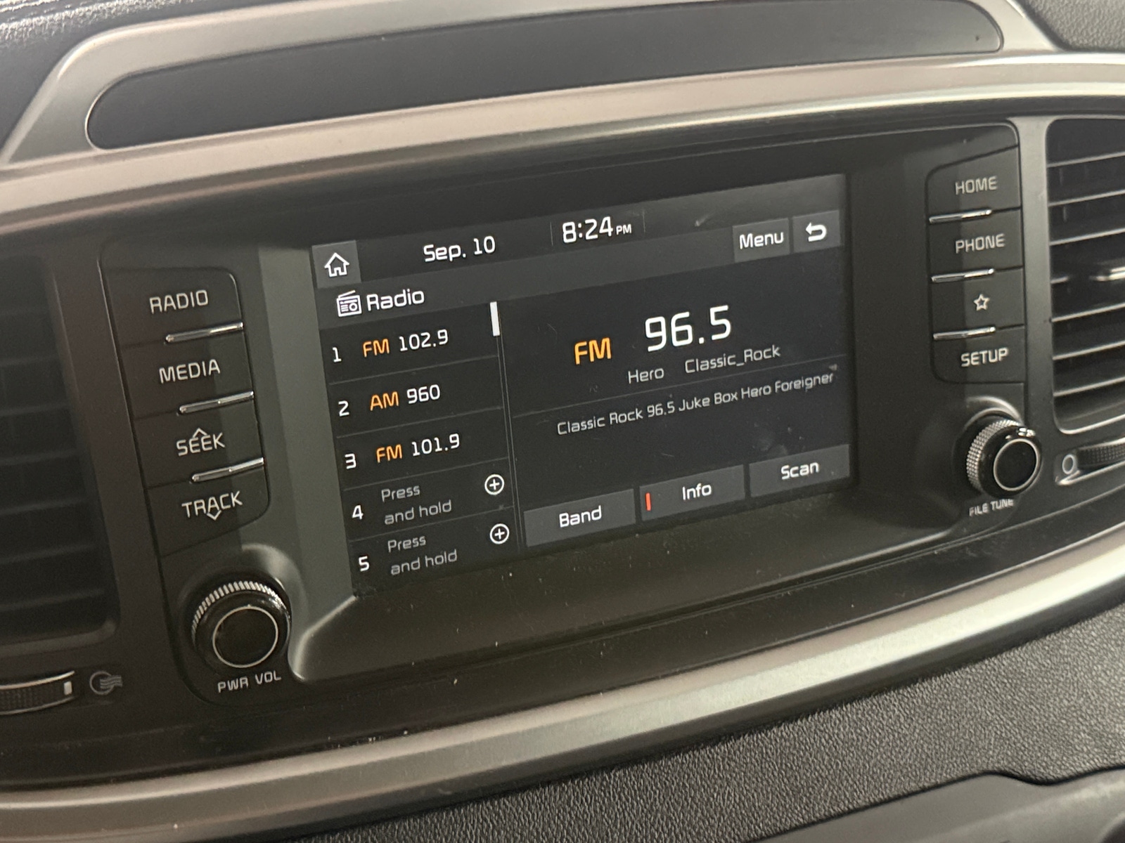 Thumbnail: 2020 Kia Sorento - 4
