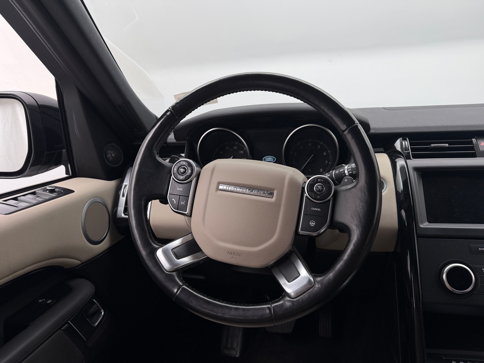 Thumbnail: 2018 Land Rover Discovery - 4