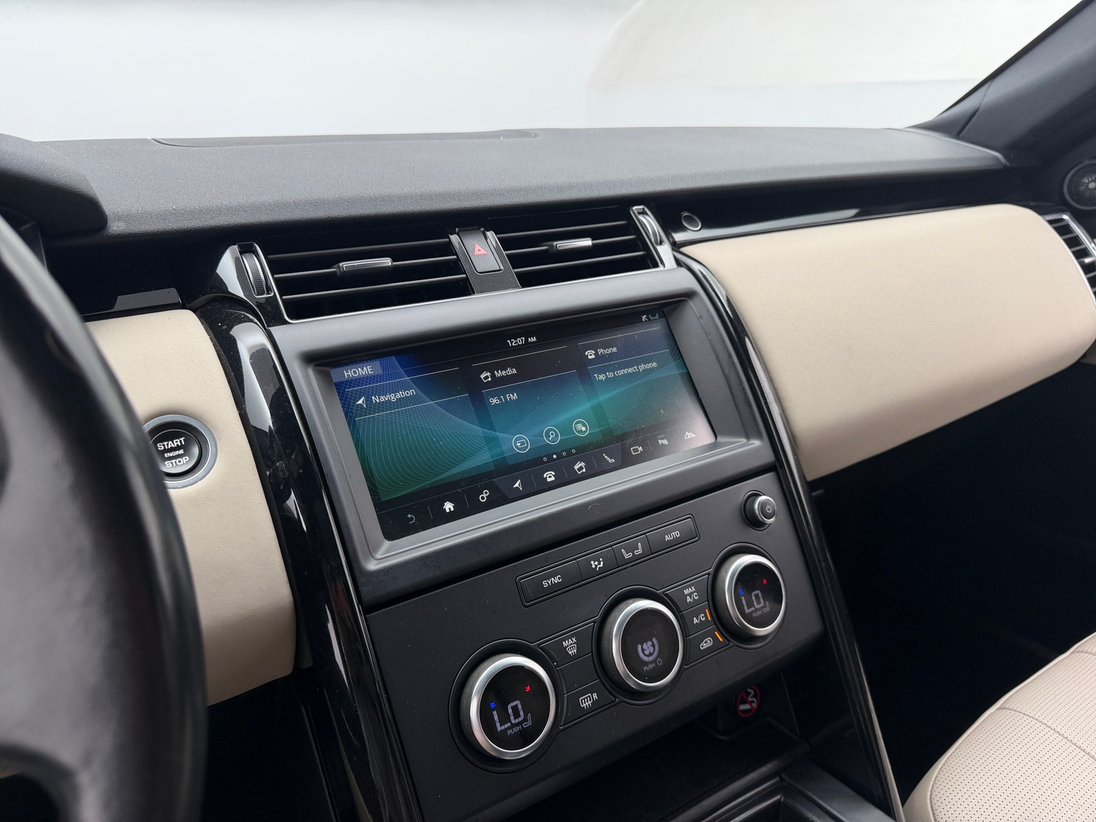 Thumbnail: 2018 Land Rover Discovery - 3
