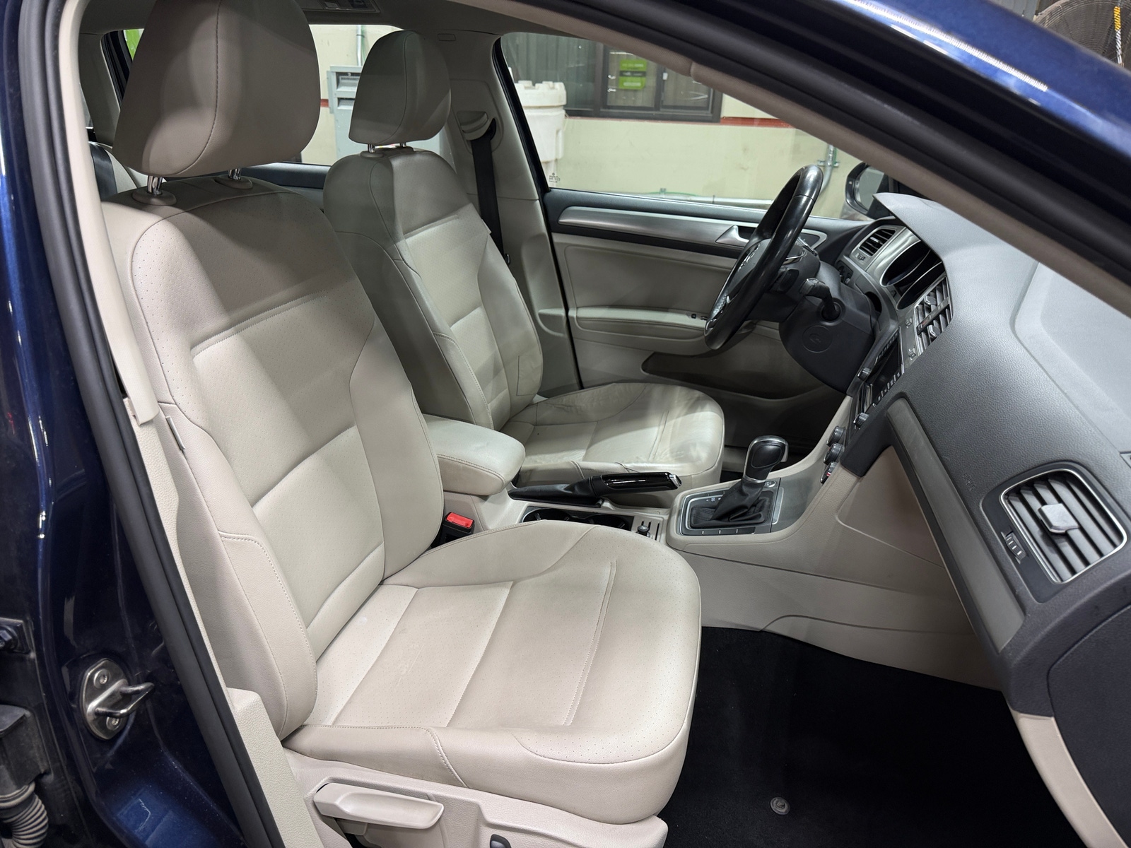 Thumbnail: 2015 Volkswagen e-Golf - 2