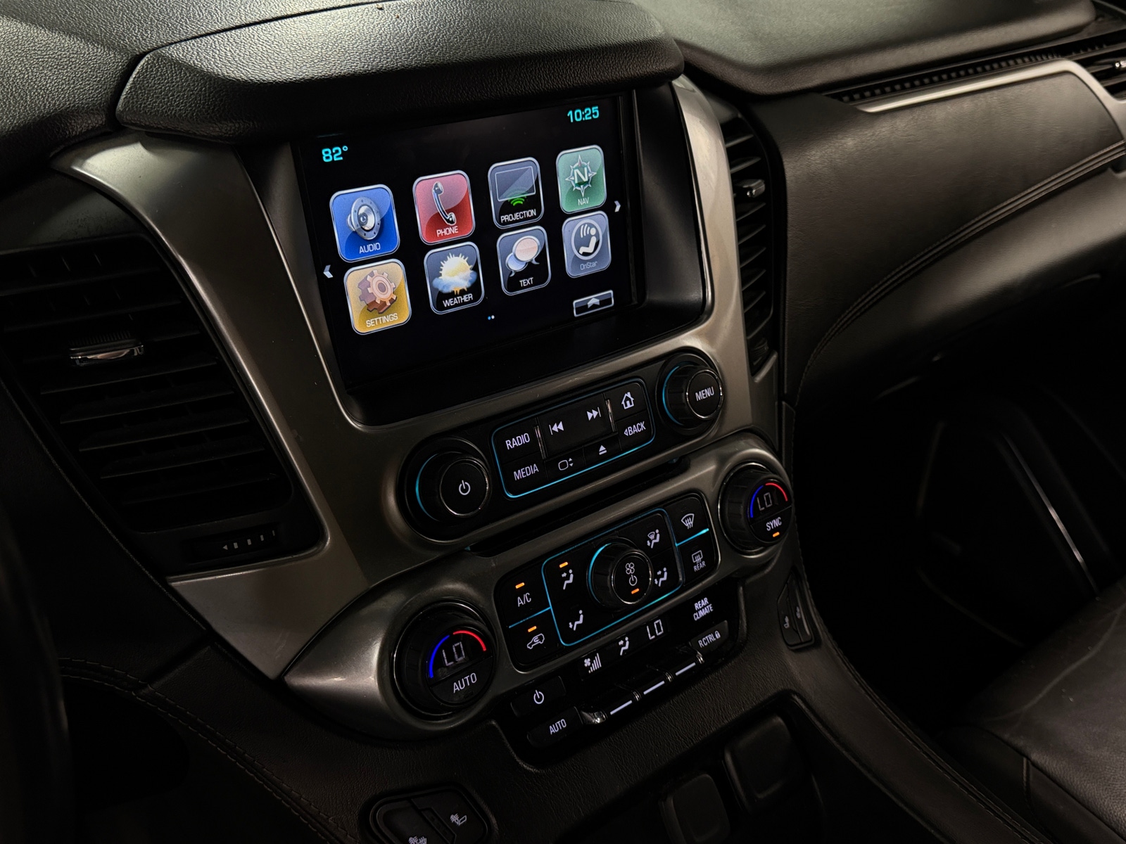 Thumbnail: 2018 Chevrolet Suburban - 3