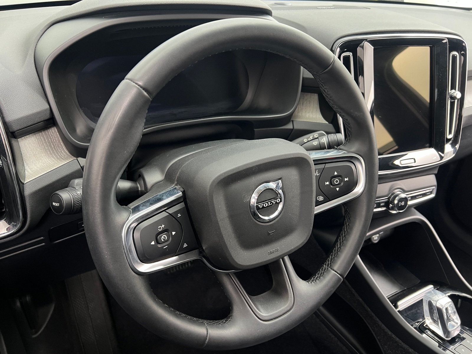 Thumbnail: 2023 Volvo XC40 - 4