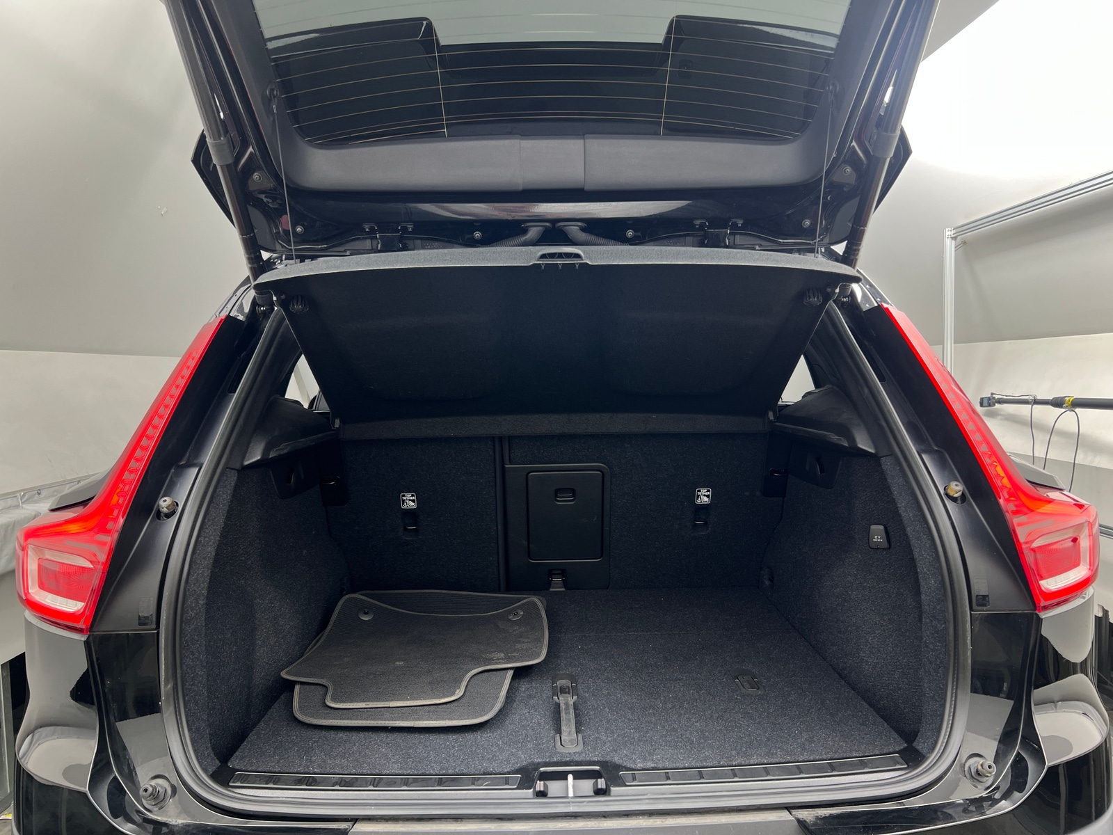 Thumbnail: 2023 Volvo XC40 - 6